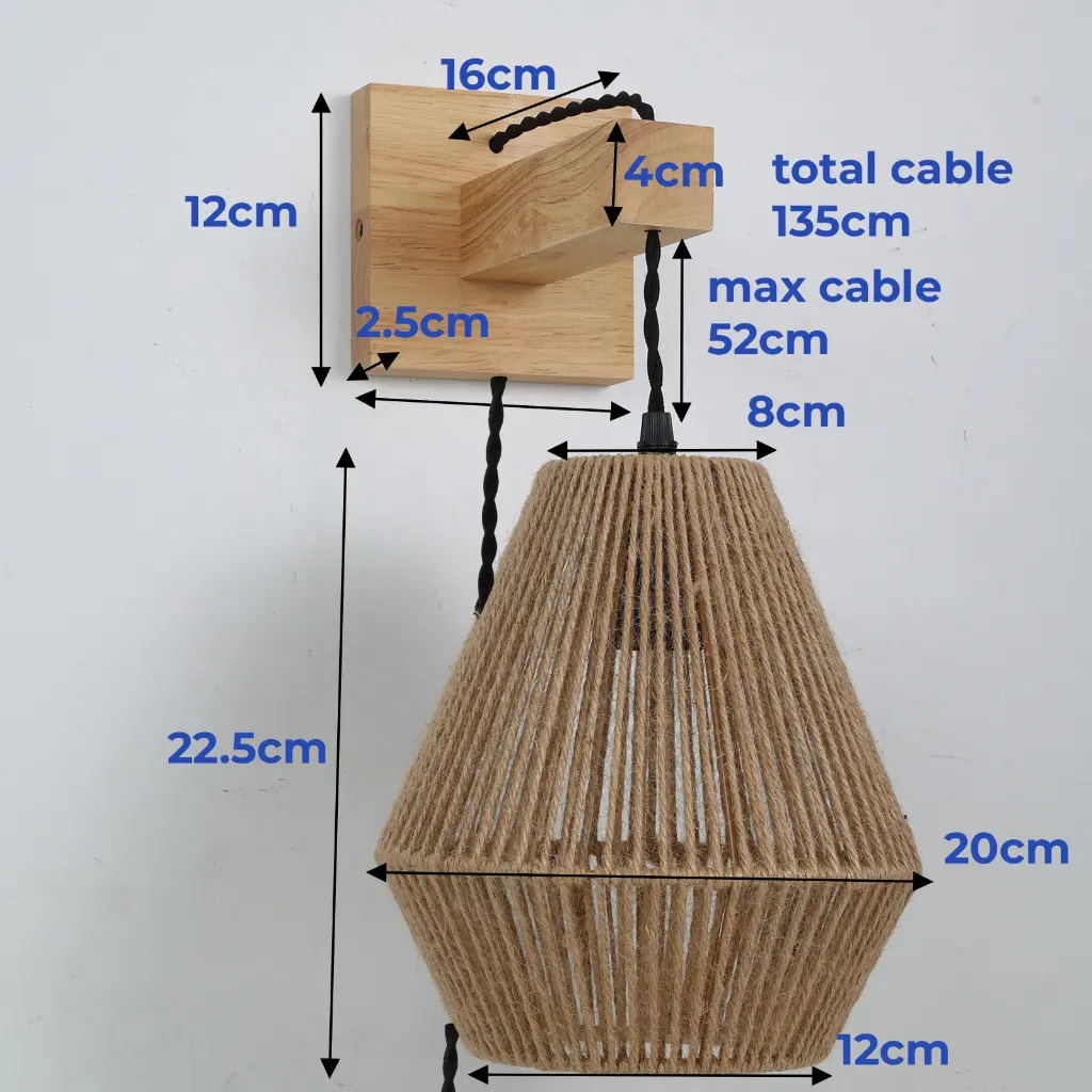 Lámpara de pared con pantalla de yute, fijada a una base de madera.
