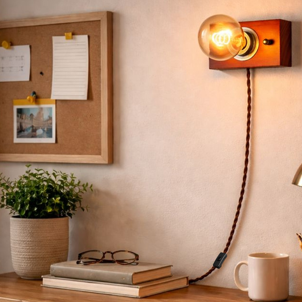 Una mesita de noche con lámpara, libros, gafas, planta y corcho.