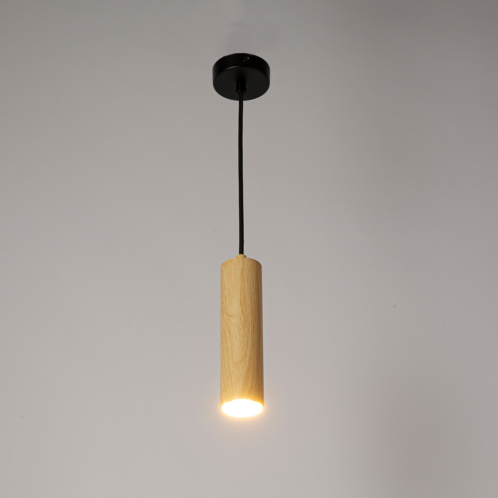 Una lámpara colgante con carcasa cilíndrica de madera y cable negro.