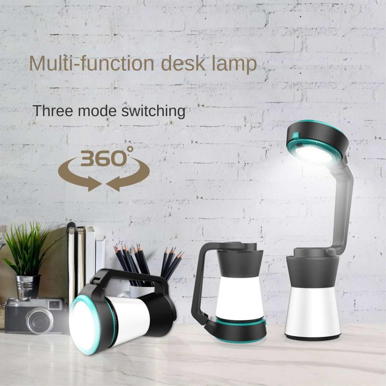 Drei moderne Lampen und eine Kamera auf einem Schreibtisch. Eine Lampe ist an, zwei sind aus.