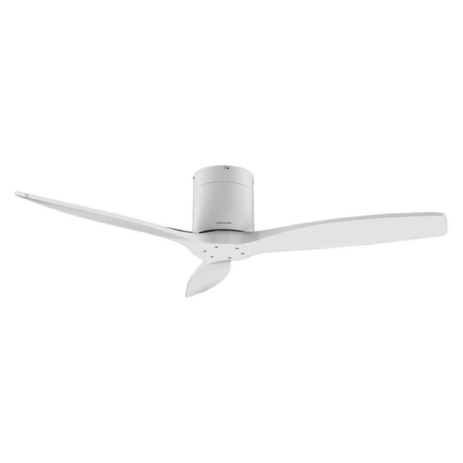 Un moderno ventilador de techo blanco con tres aspas sobre fondo blanco.