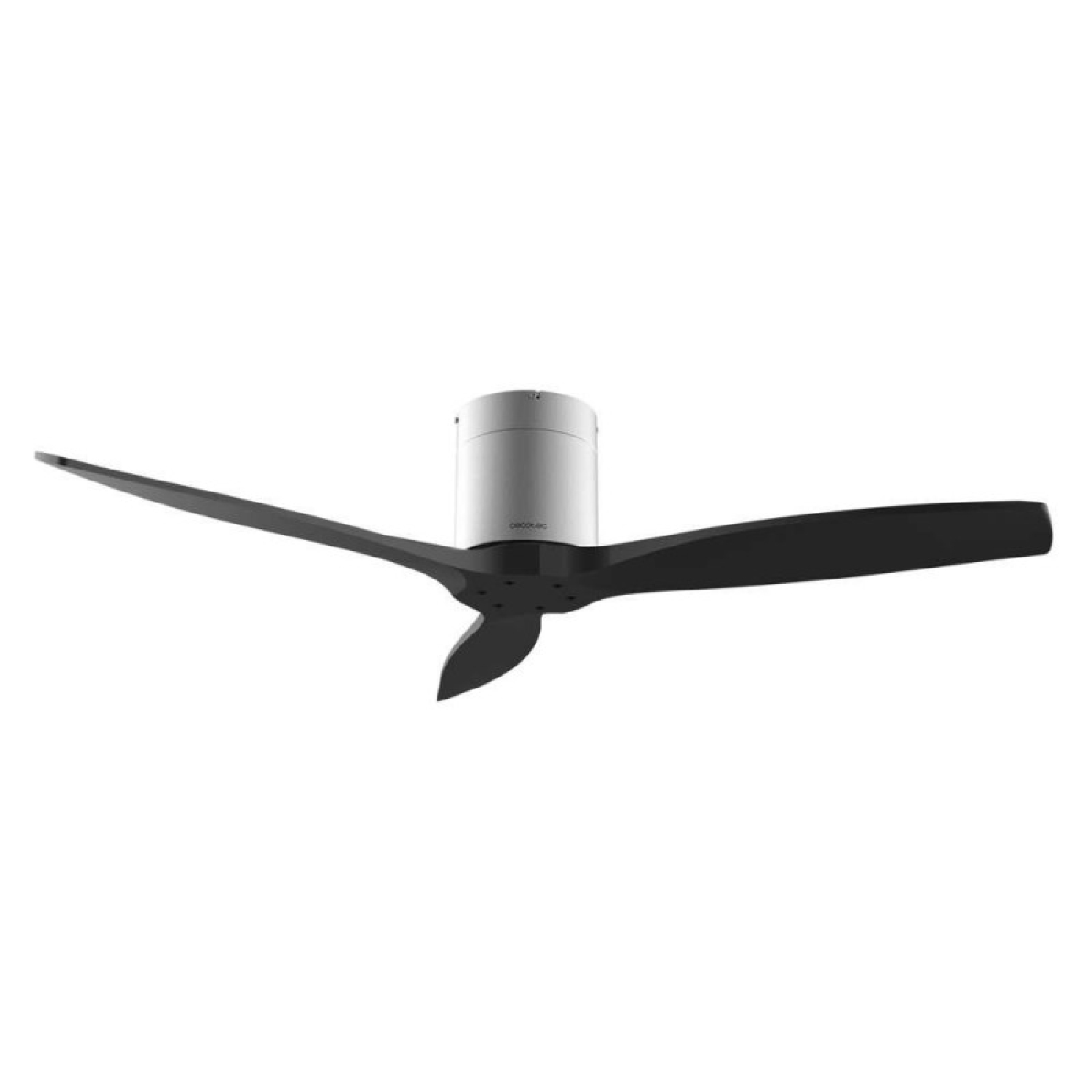 Un moderno ventilatore da soffitto a tre pale, con pale nere e alloggiamento motore argentato.