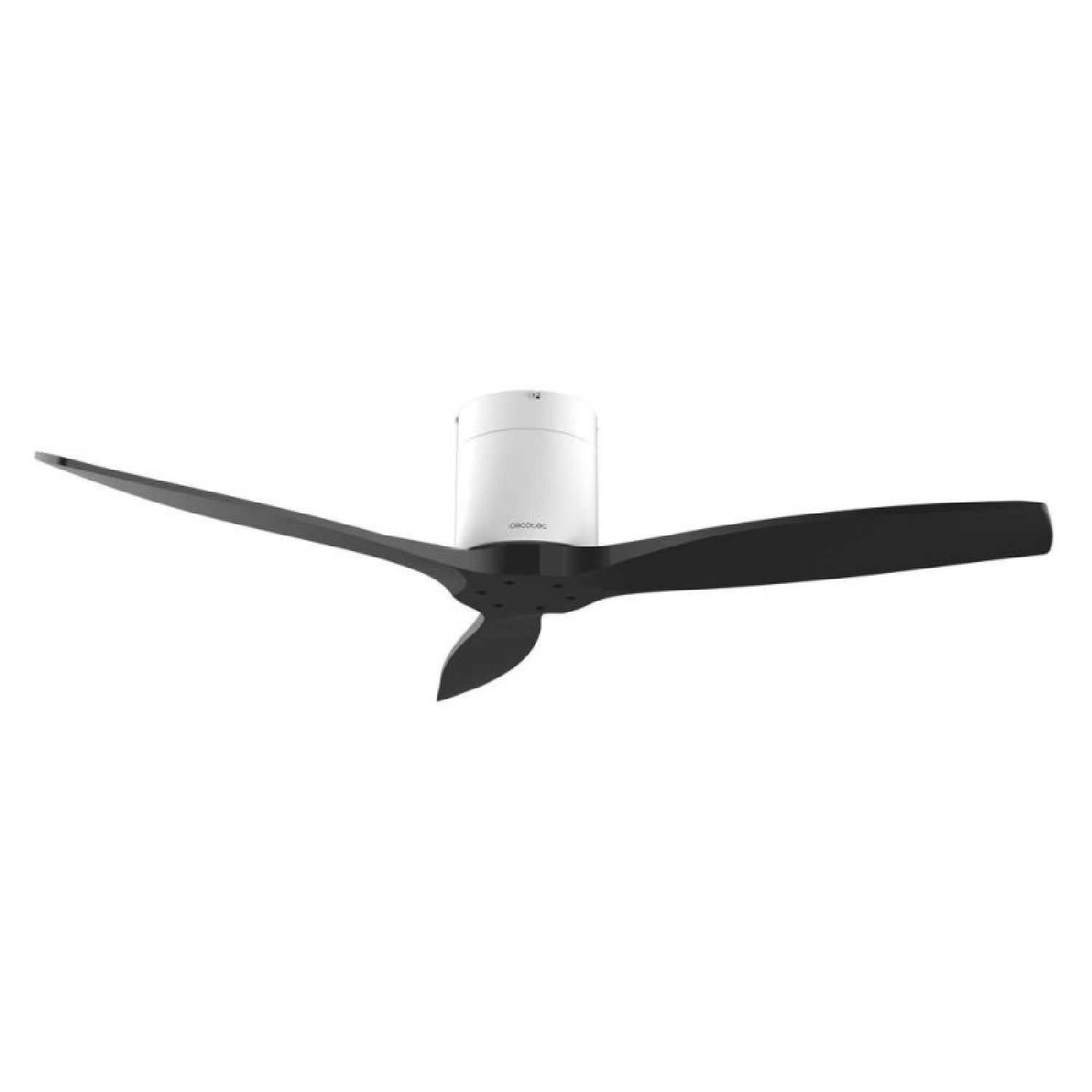 Un ventilatore da soffitto bianco con tre pale nere e larghe su sfondo bianco.