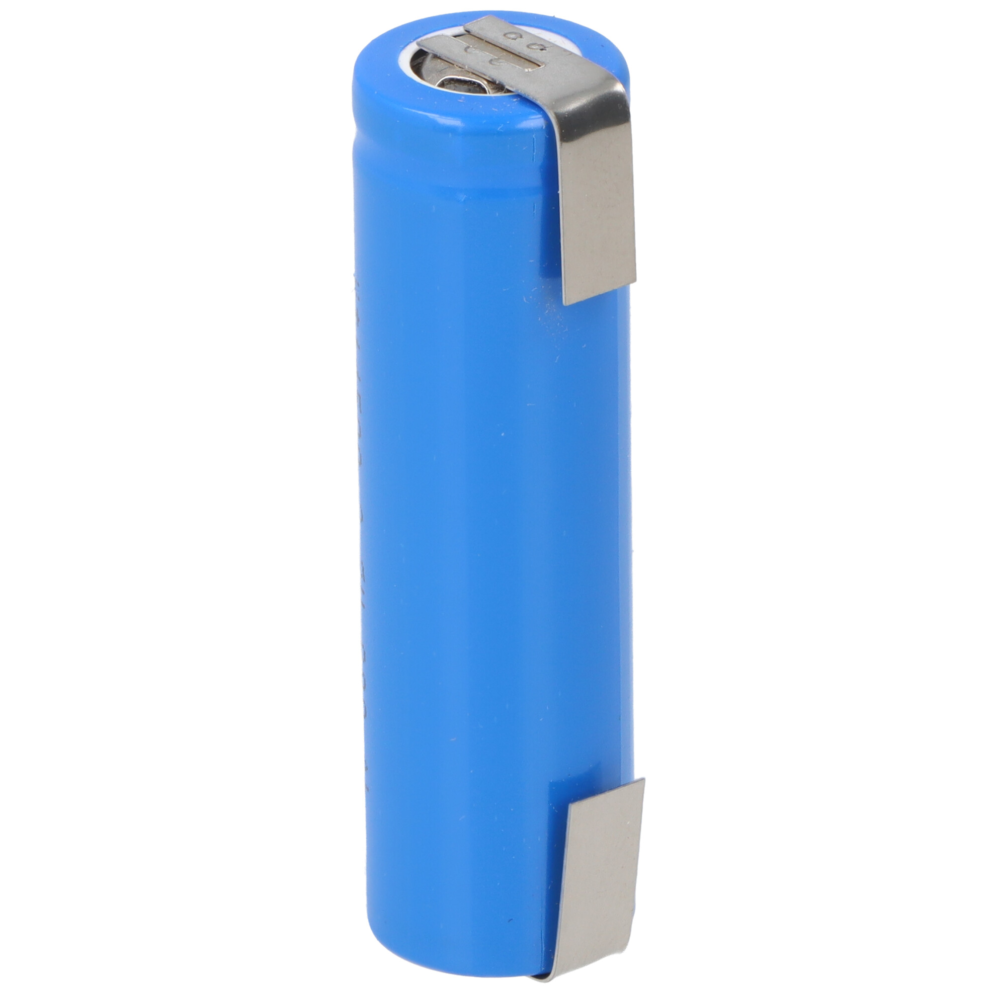 Eine blaue Batterie mit silbernen Metallclips an beiden Enden auf weißem Hintergrund.