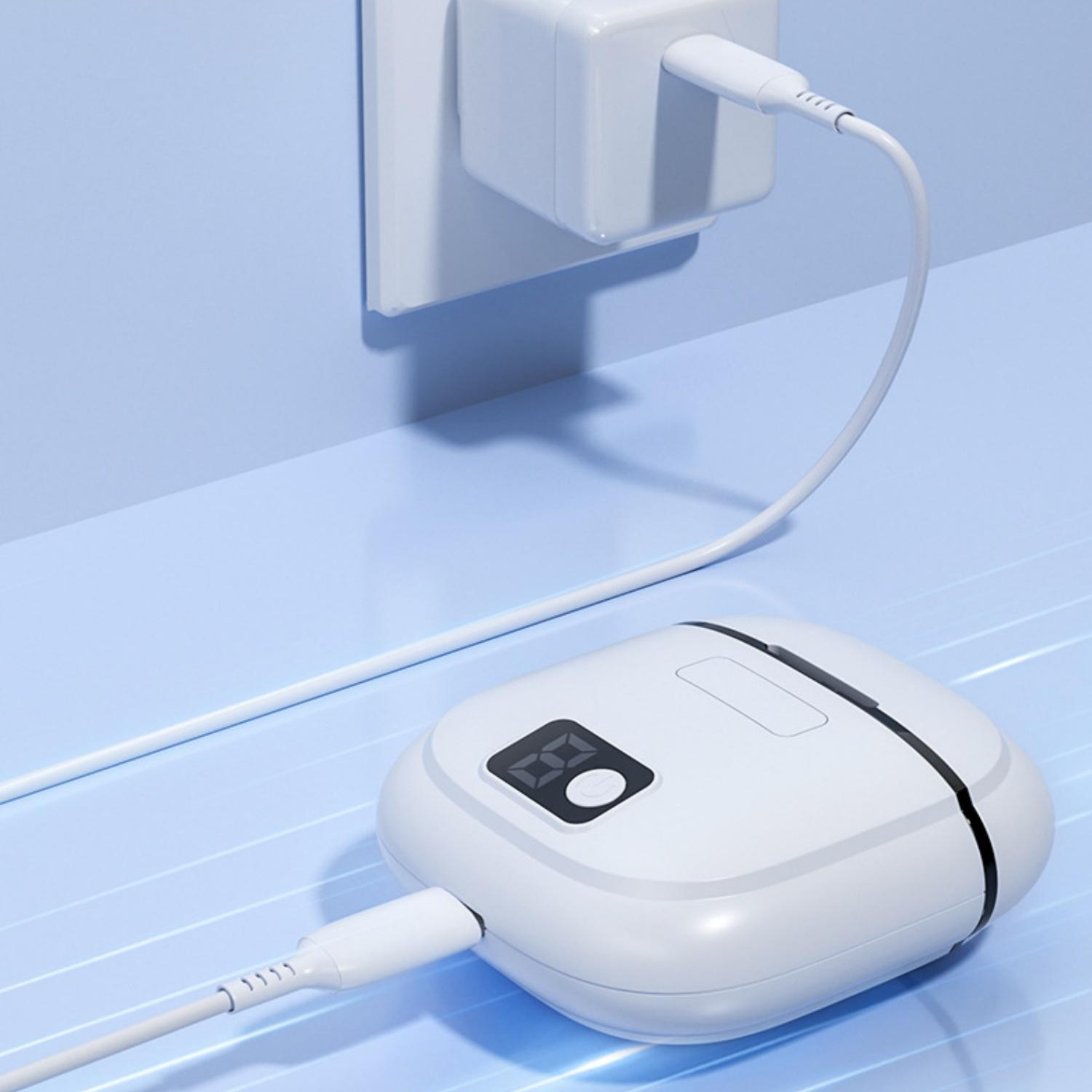 Ein weißes Ladegerät wird an eine Steckdose angeschlossen. Ein weißes Kabel verbindet es mit einem weißen Gerät.