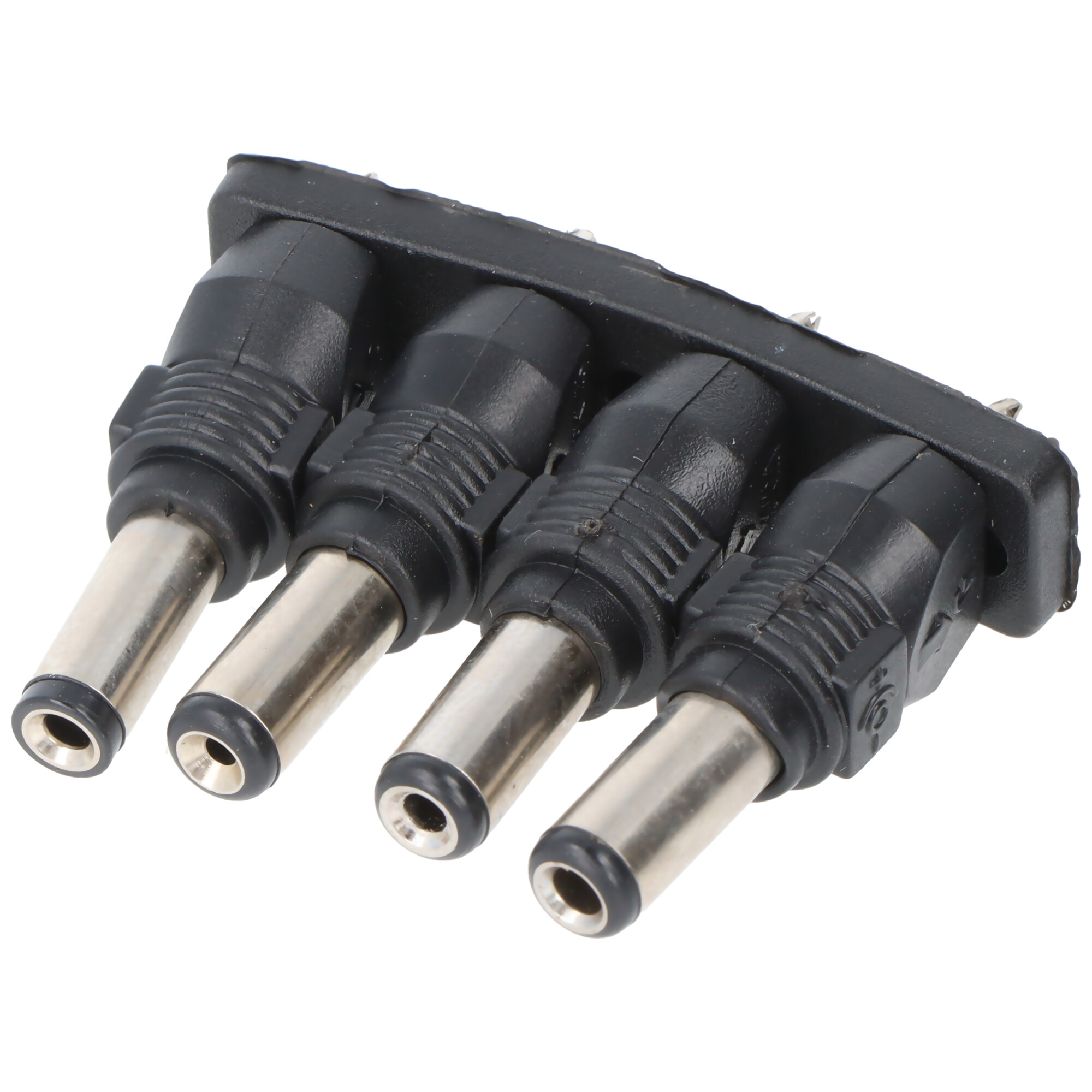 Ein schwarzer 4-fach DC-Stromverteiler mit Metallsteckern.