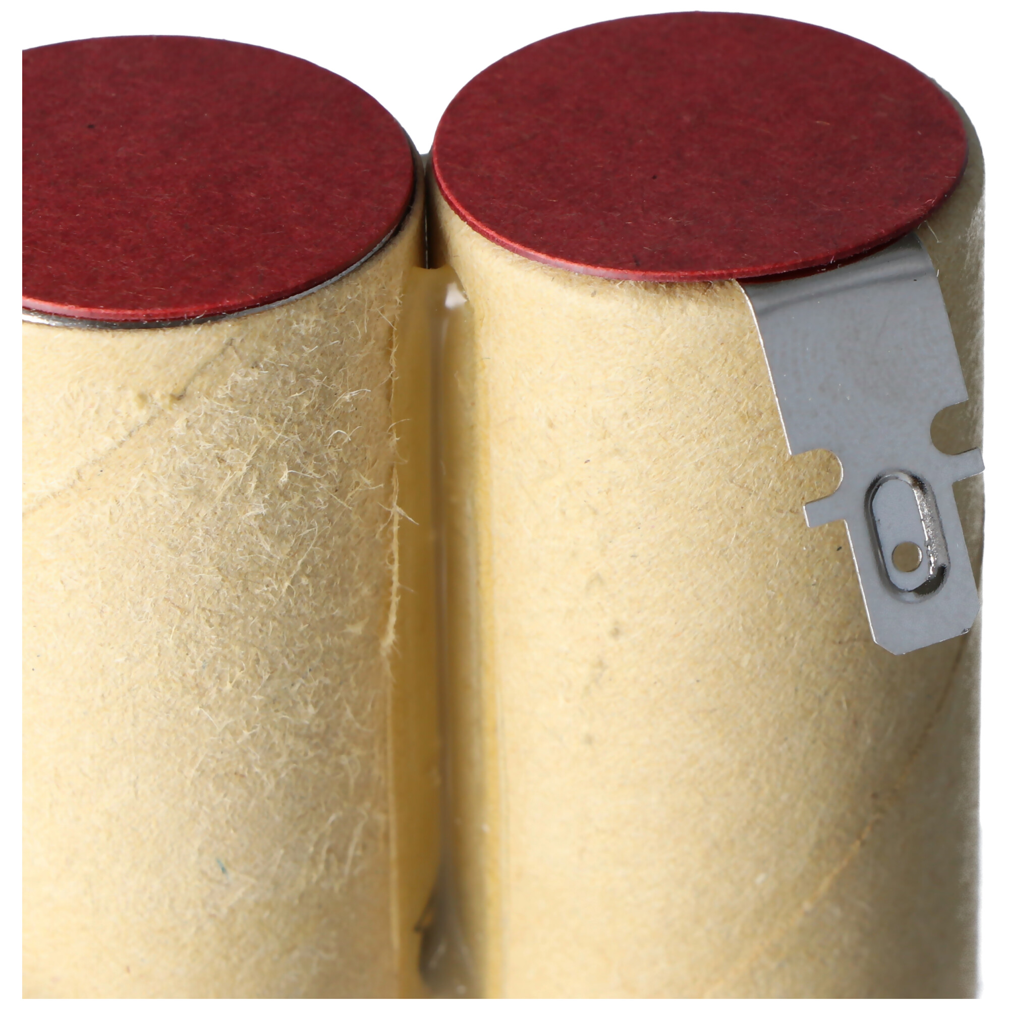 Zwei zylindrische Batterien mit roten Kappen und Metallverbindern.