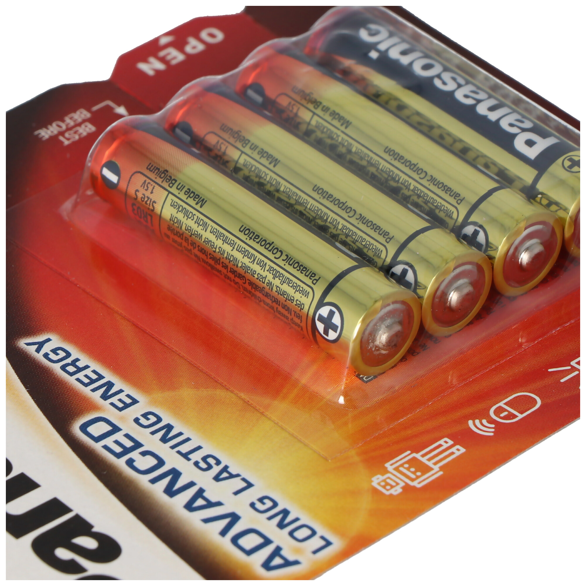 Vier Panasonic LR03 AAA Batterien im Blisterpack. Orange und gold.
