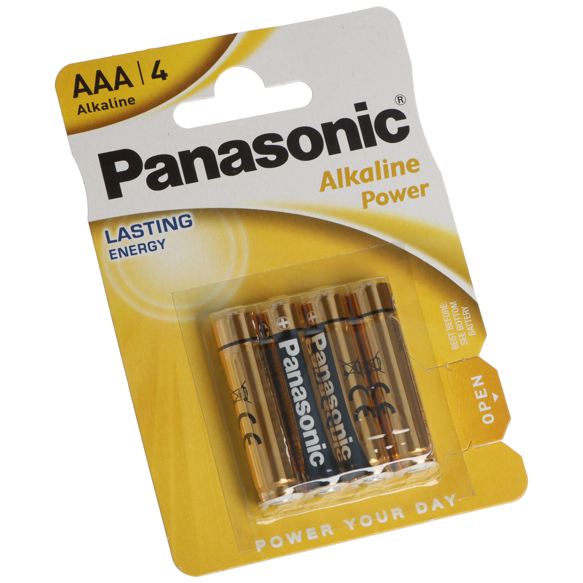 Packung mit vier Panasonic AAA Alkaline Batterien auf gelbem Hintergrund.