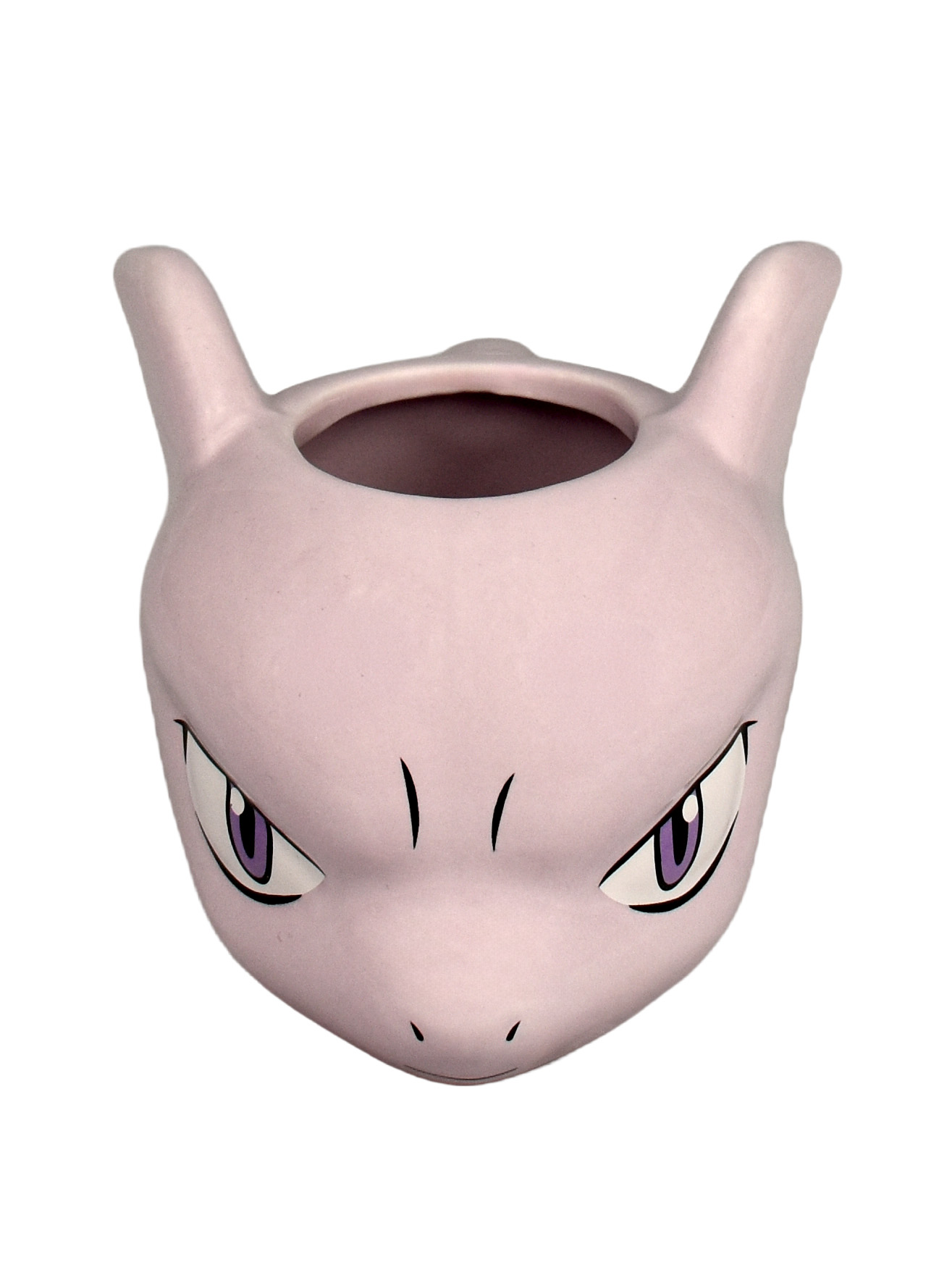 Eine hellrosa Tasse in Form von Mewtus Kopf mit lila Augen und spitzen Ohren.
