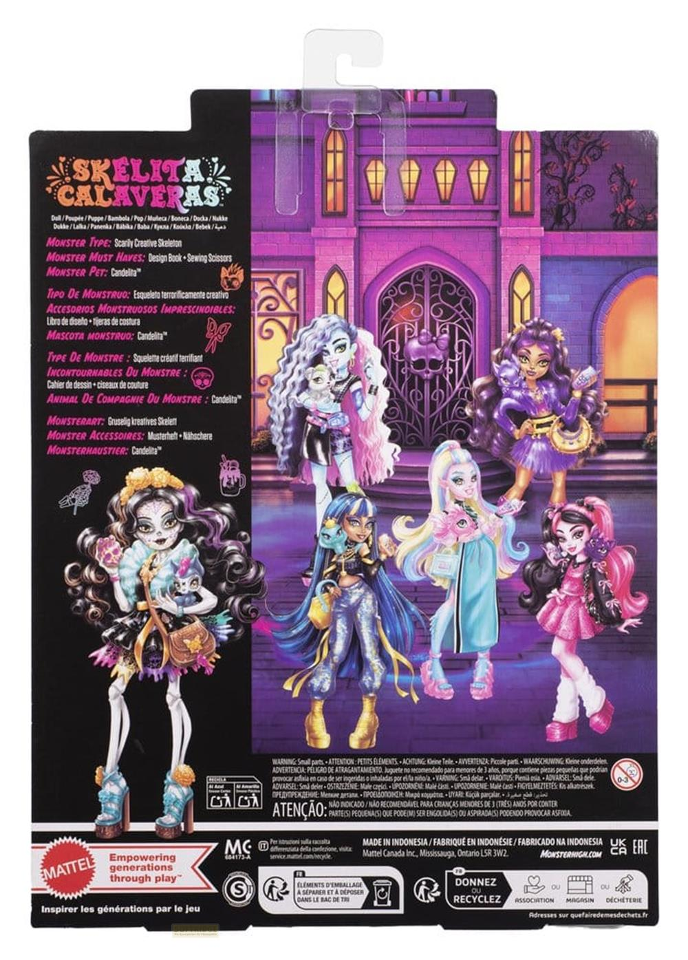 Monster High Puppen im Schlosshintergrund mit Zubehör. Skelita Calaveras ist vorne.