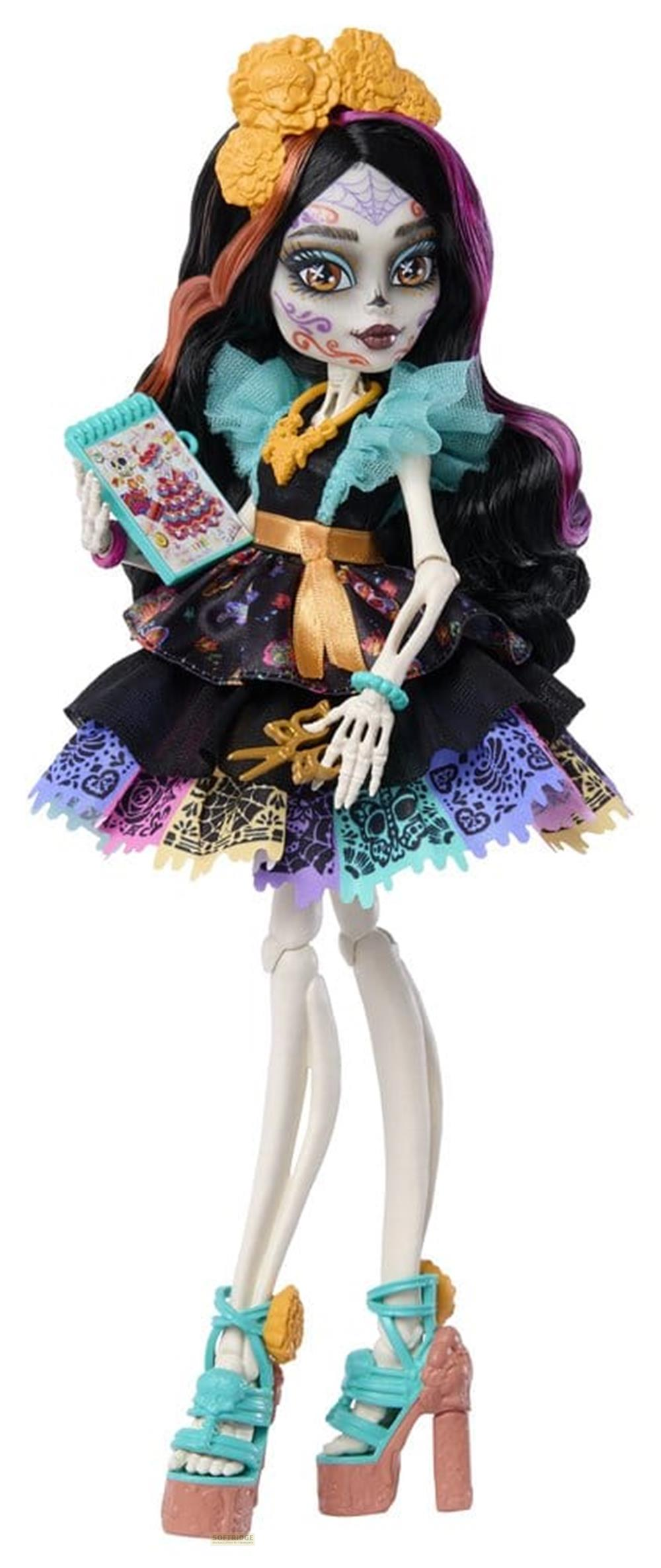 Skelettpuppe mit Blumenkopfschmuck, buntem Kleid und Tagebuch.