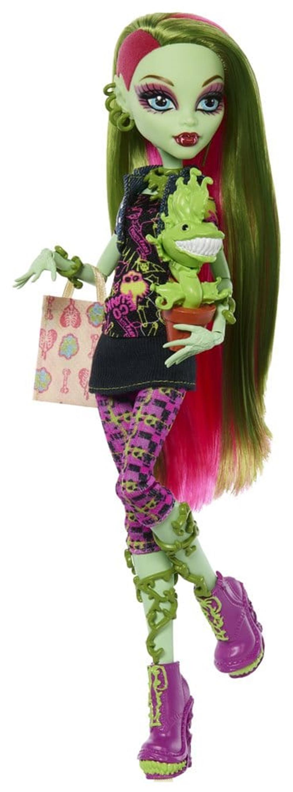 Eine grüne Puppe mit langen Haaren hält eine Pflanze im Topf und eine Tasche.