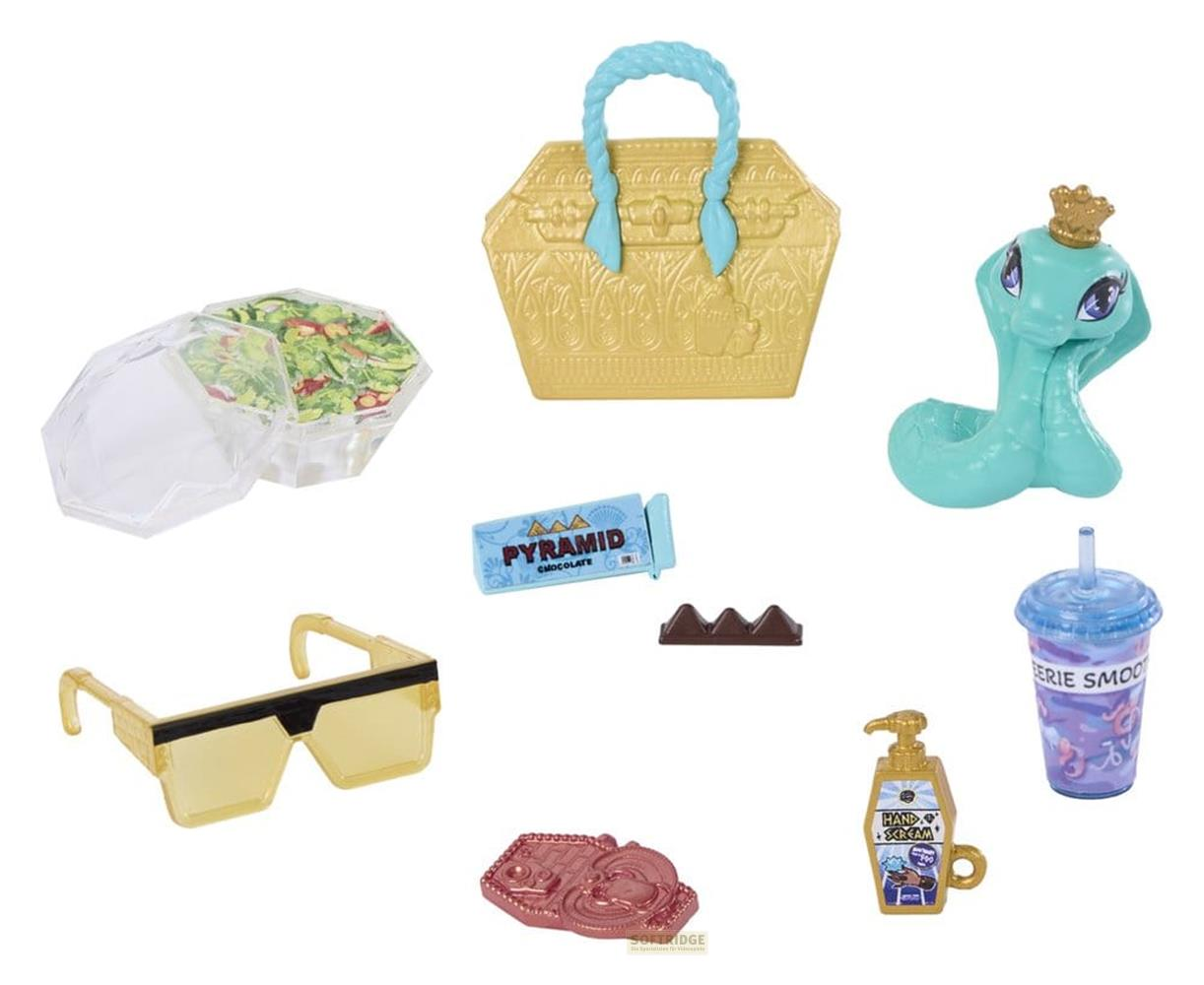 Spielzeugzubehör: goldene Tasche, Schlangenfigur, Sonnenbrille, Schokoriegel, Getränk.
