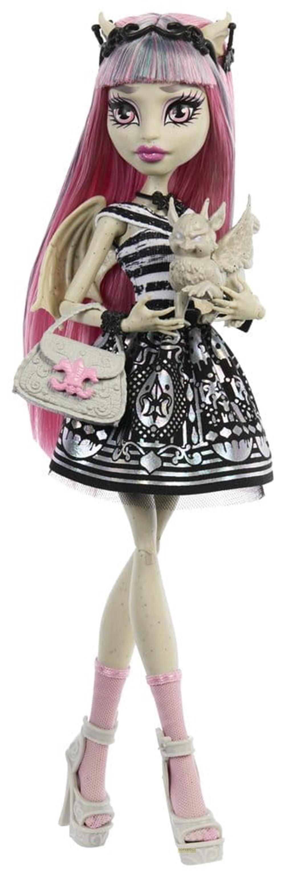 Eine Puppe mit rosa Haaren, weißer Haut und einem schwarz-weißen gestreiften Oberteil.