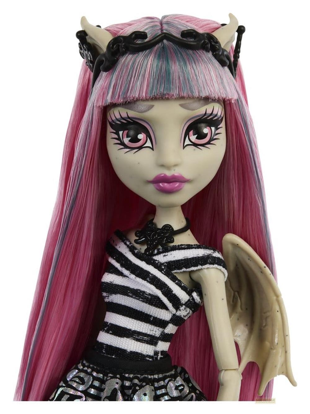 Ein Monster High-Puppe mit langen rosafarbenen Haaren, schwarzem Stirnband und Flügeln.