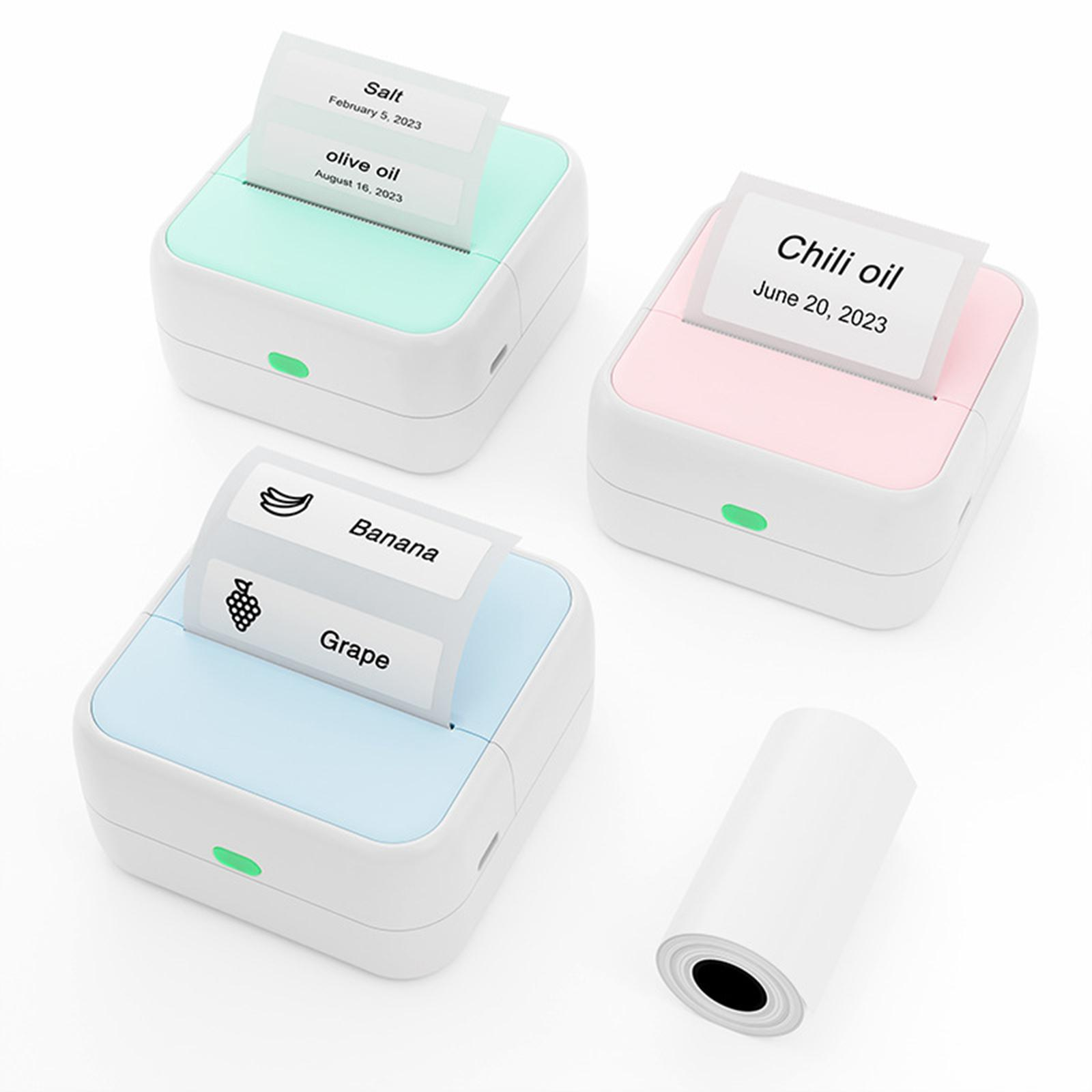 Drei Mini-Drucker in Pastellfarben, einer blau, grün und rosa, mit Etiketten.