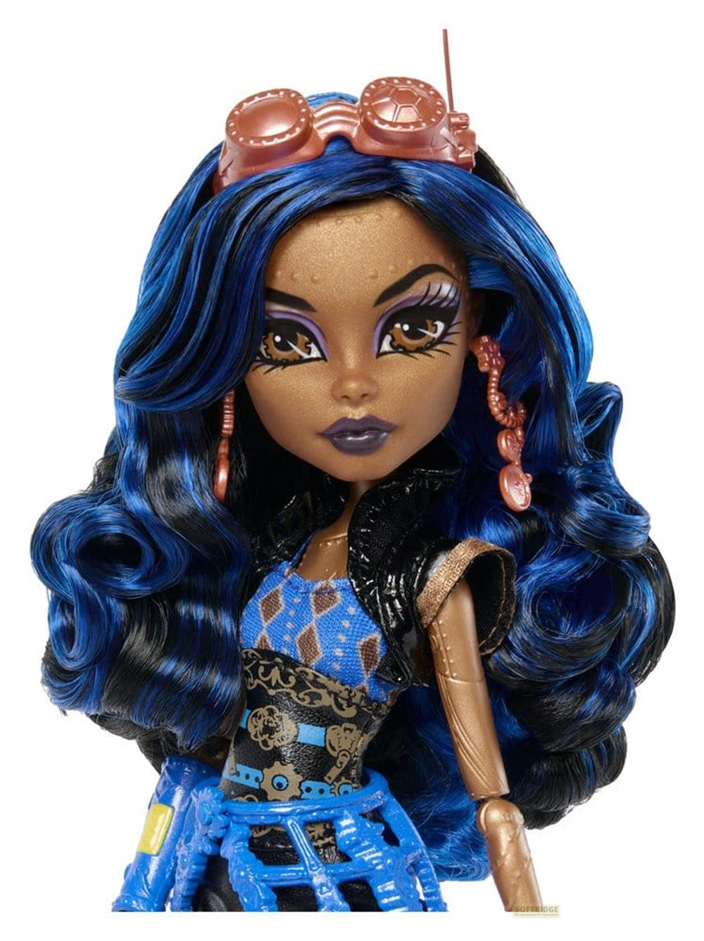Puppe mit blauen Haaren, Goggles und detailreicher Kleidung.