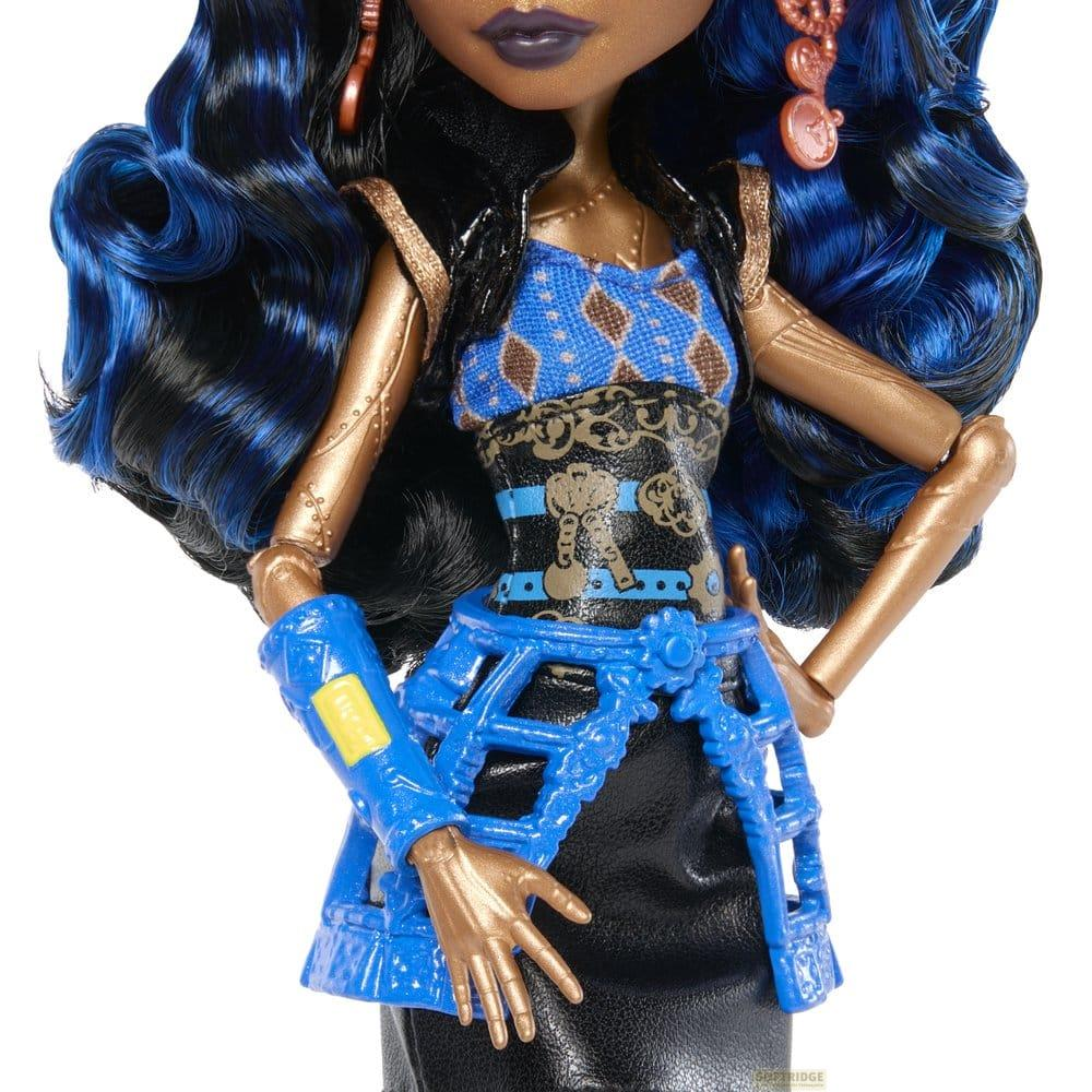 Eine Puppe mit blauen Haaren, einem blau-braunen Oberteil und schwarzem Rock.