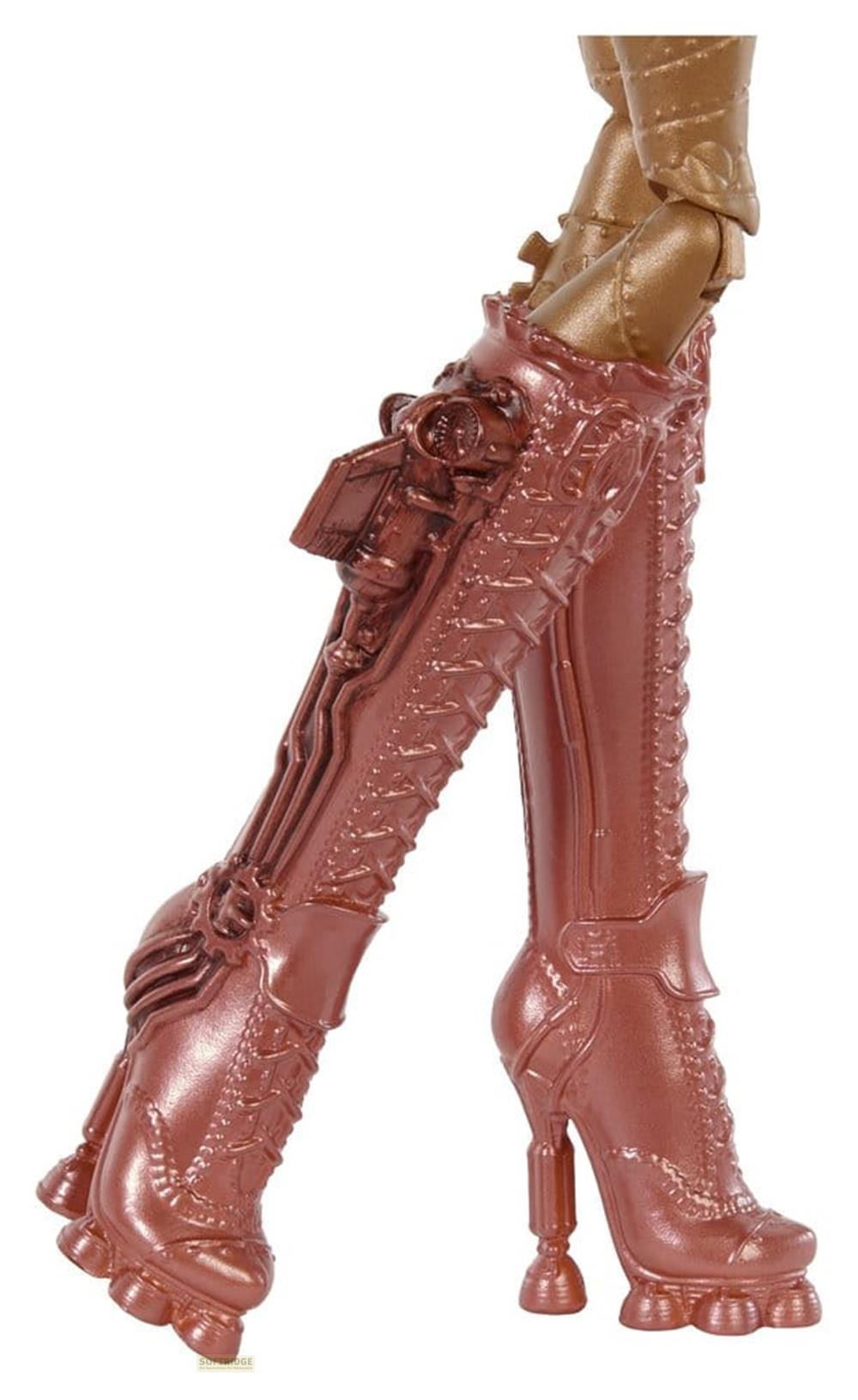 Kupferfarbene Stiefel mit Schnürdetails, Riemen und mechanischen Elementen.