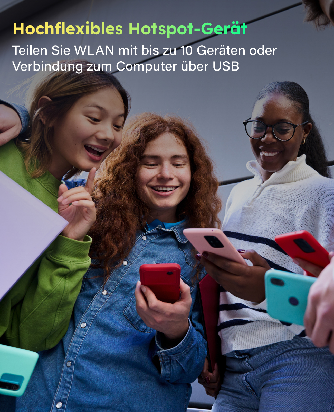Drei junge Frauen schauen auf ihre Handys. Eine hält ein lila Heft.