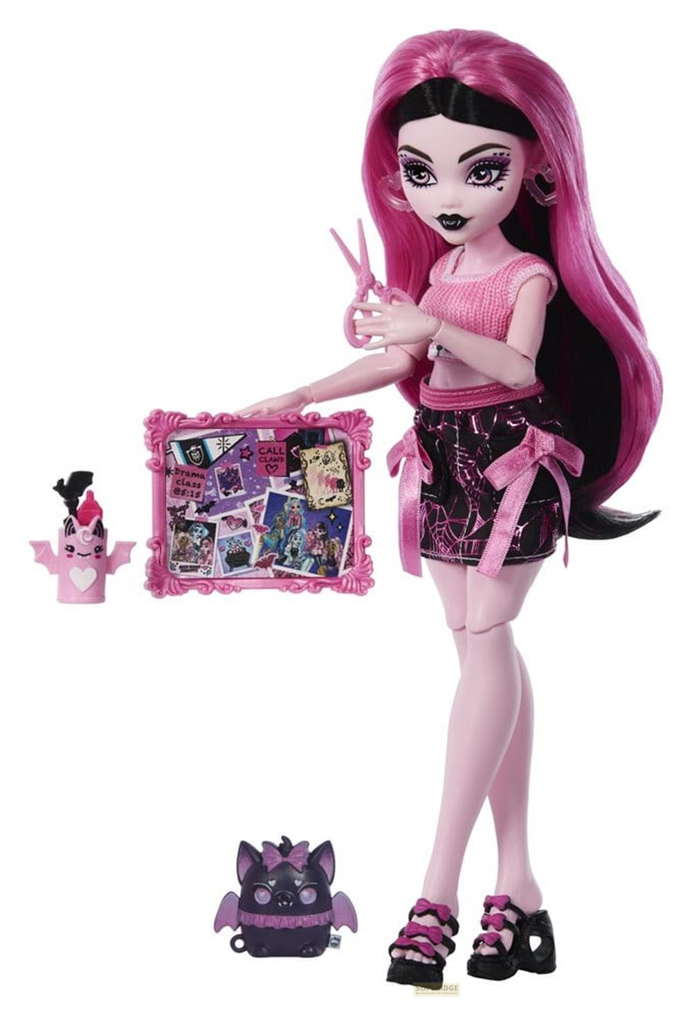 Eine Puppe mit langen rosa Haaren hält eine Schere. Sie trägt ein rosa Top und einen schwarzen Rock.