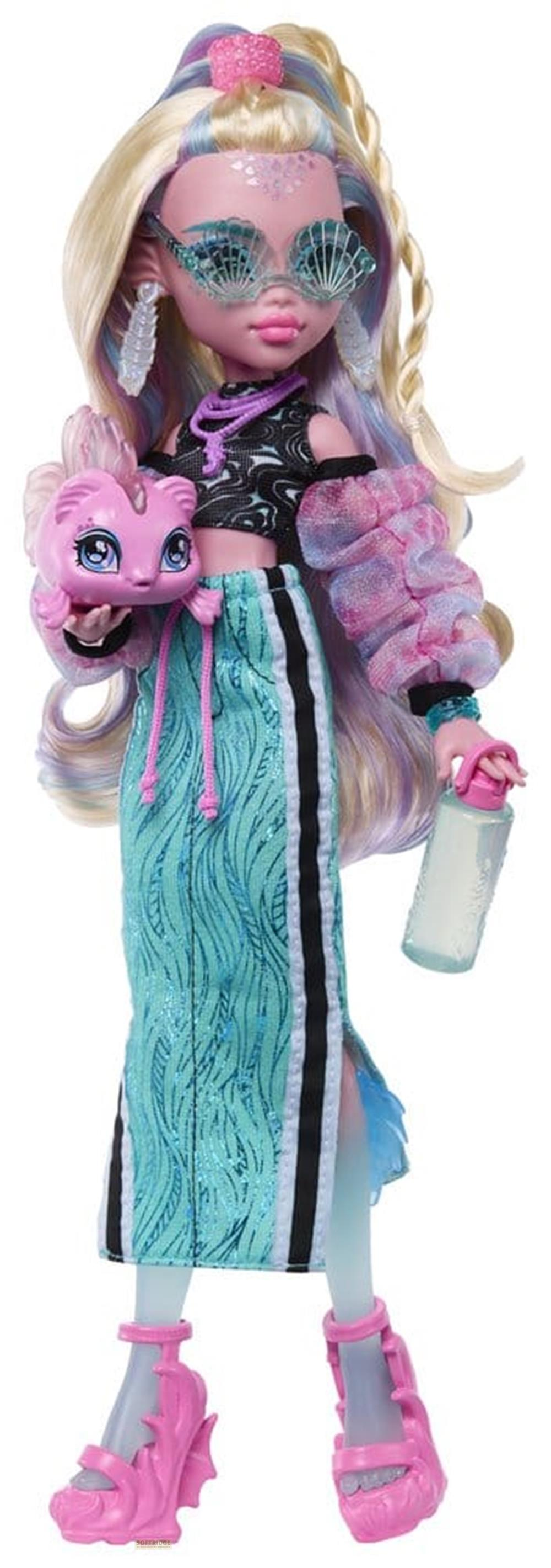 Eine Puppe mit blonden Haaren, Meerjungfrau-Thema, trägt ein Outfit mit türkisfarbenem Rock und pinken Schuhen.