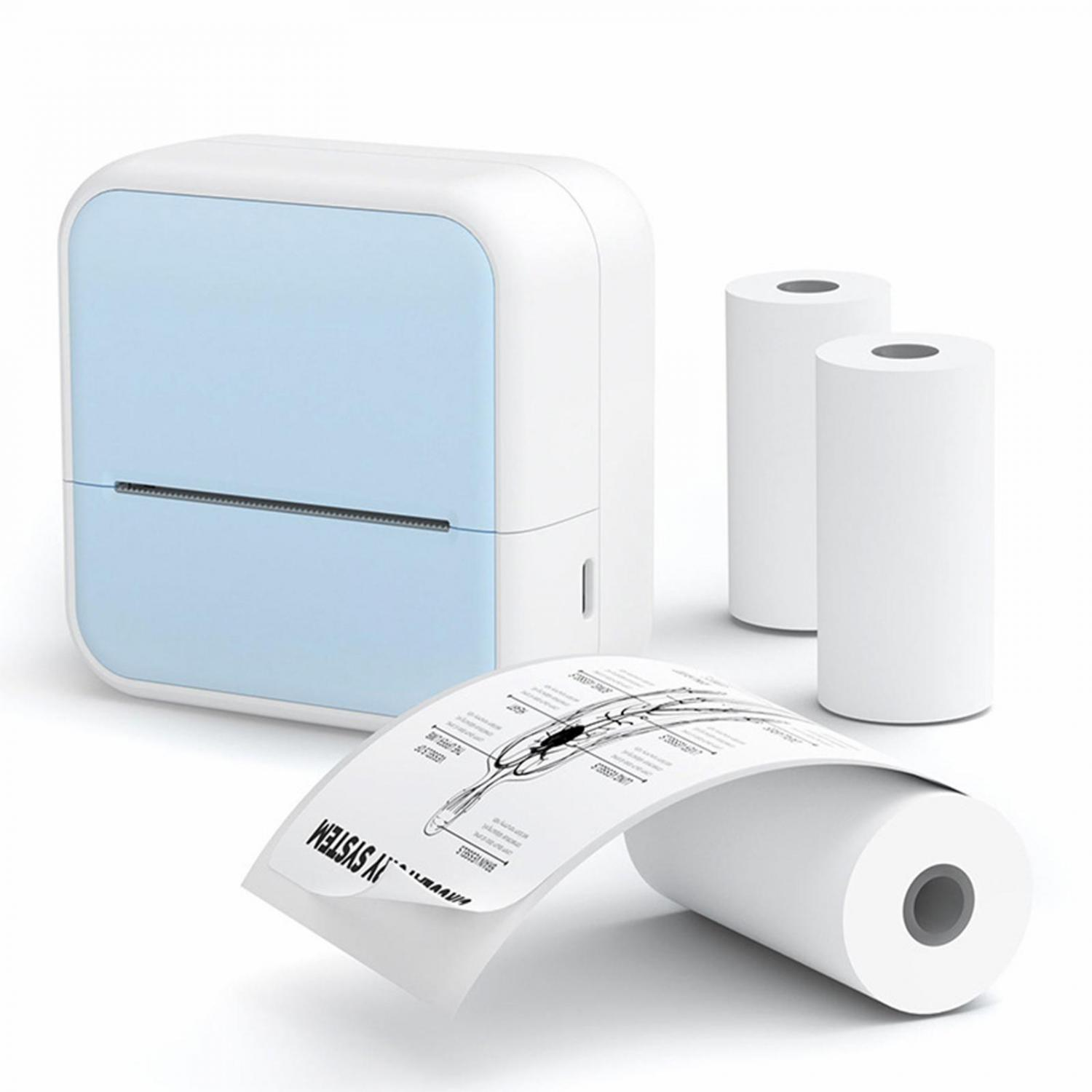 Ein weißer Drucker mit blauem Deckel, daneben zwei Papierrollen und eine herausragende bedruckte Papierrolle.