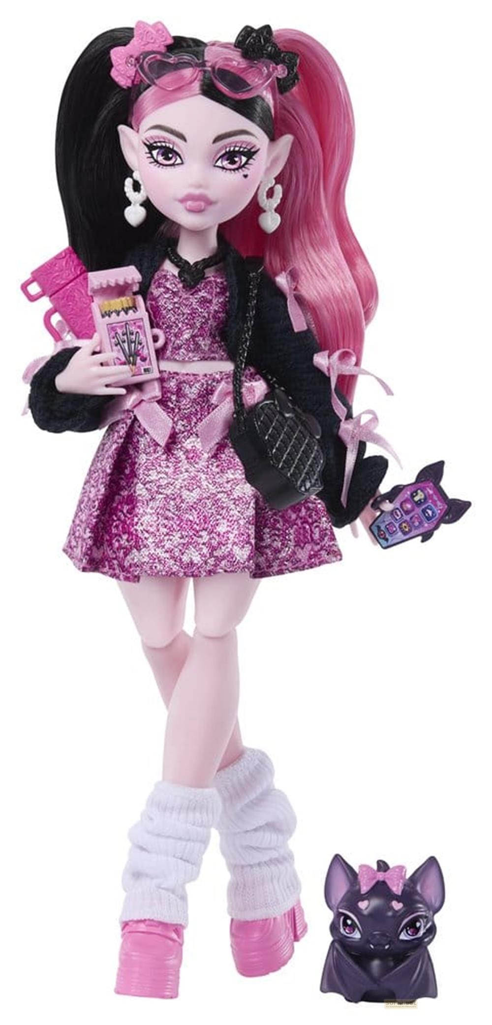 Eine Puppe mit schwarzen und pinken Haaren, lila Kleid, schwarzer Jacke und pinken Schuhen.