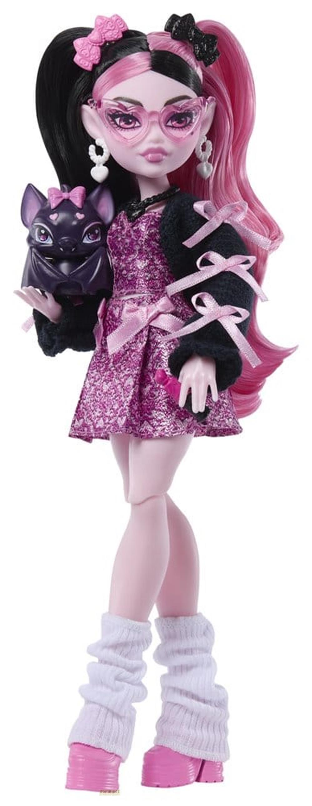 Eine Puppe mit schwarzen und pinken Haaren, Herzbrille, pinkem Kleid und Fledermaus-Accessoire.
