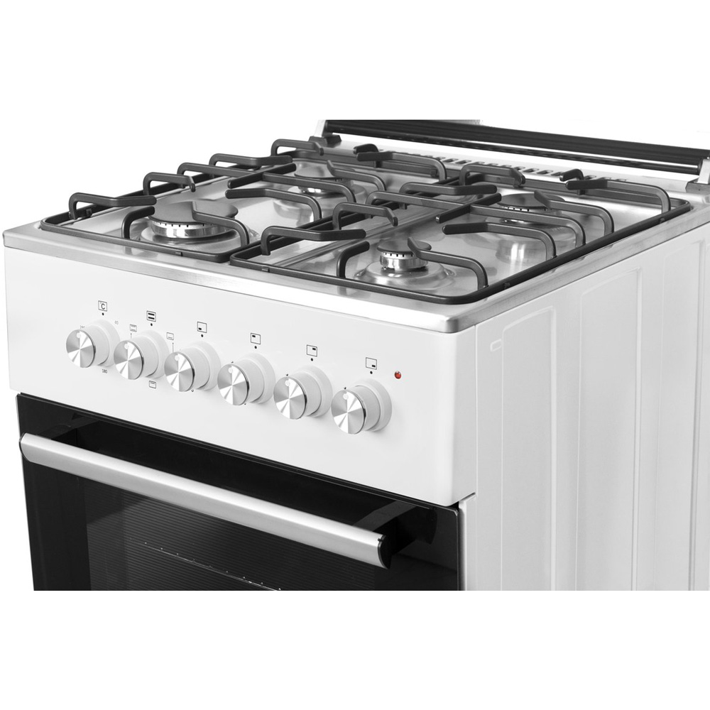 Een witte gasfornuis met zilveren knoppen en een zwarte ovendeur.
