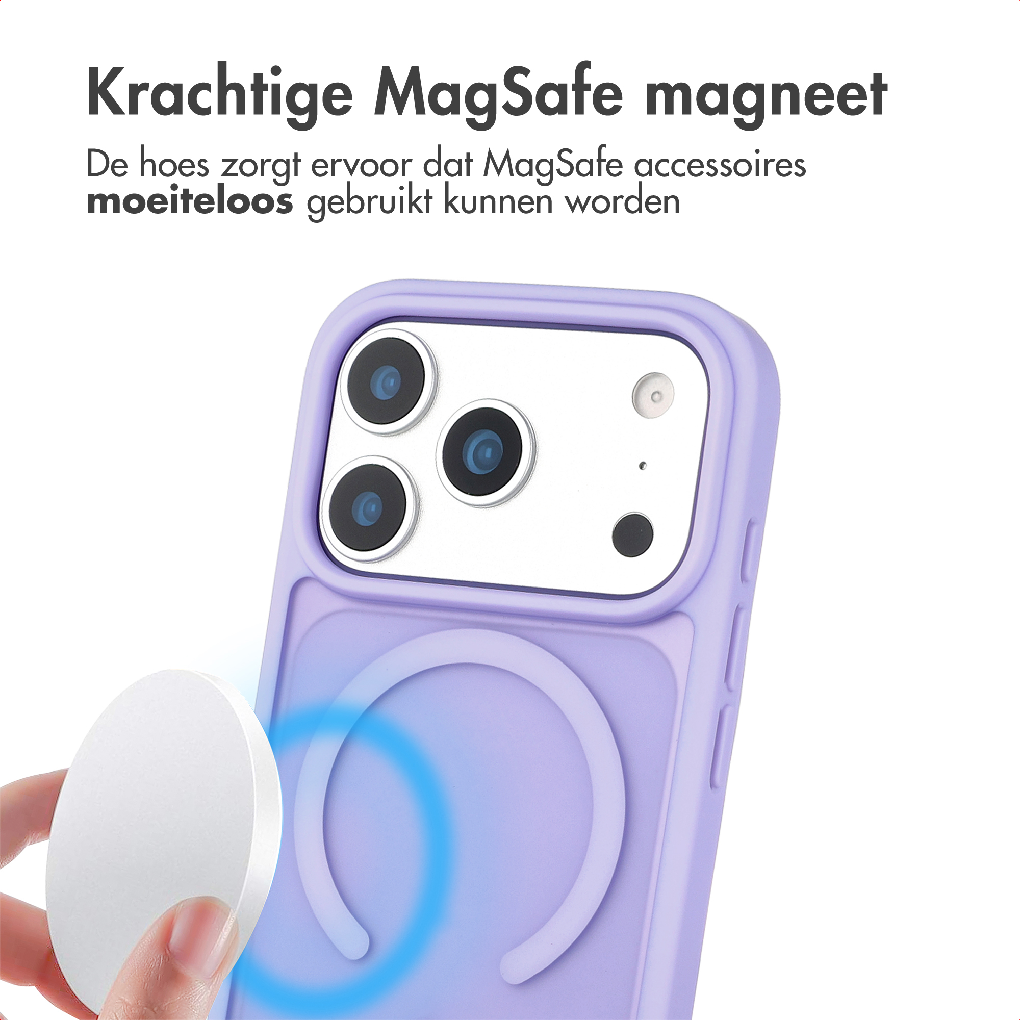 Een hand houdt een witte MagSafe magneet voor een paars iPhone hoesje.
