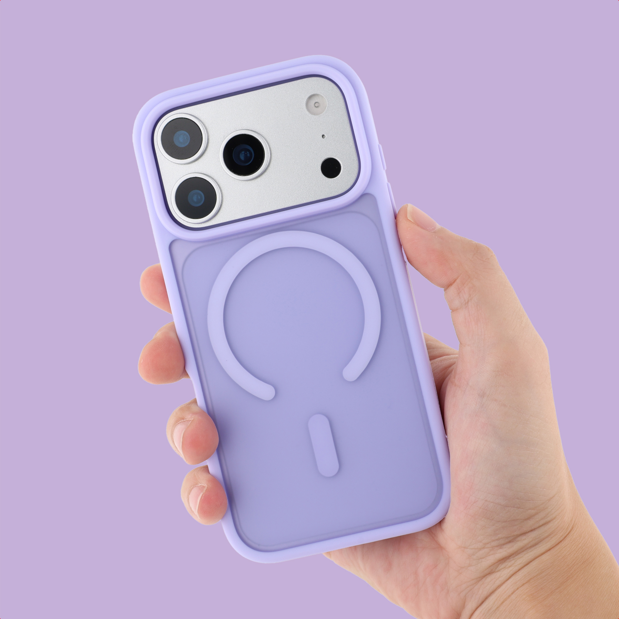 Een hand houdt een paarse iPhone-hoes vast met drie camera's en een magnetische ring.