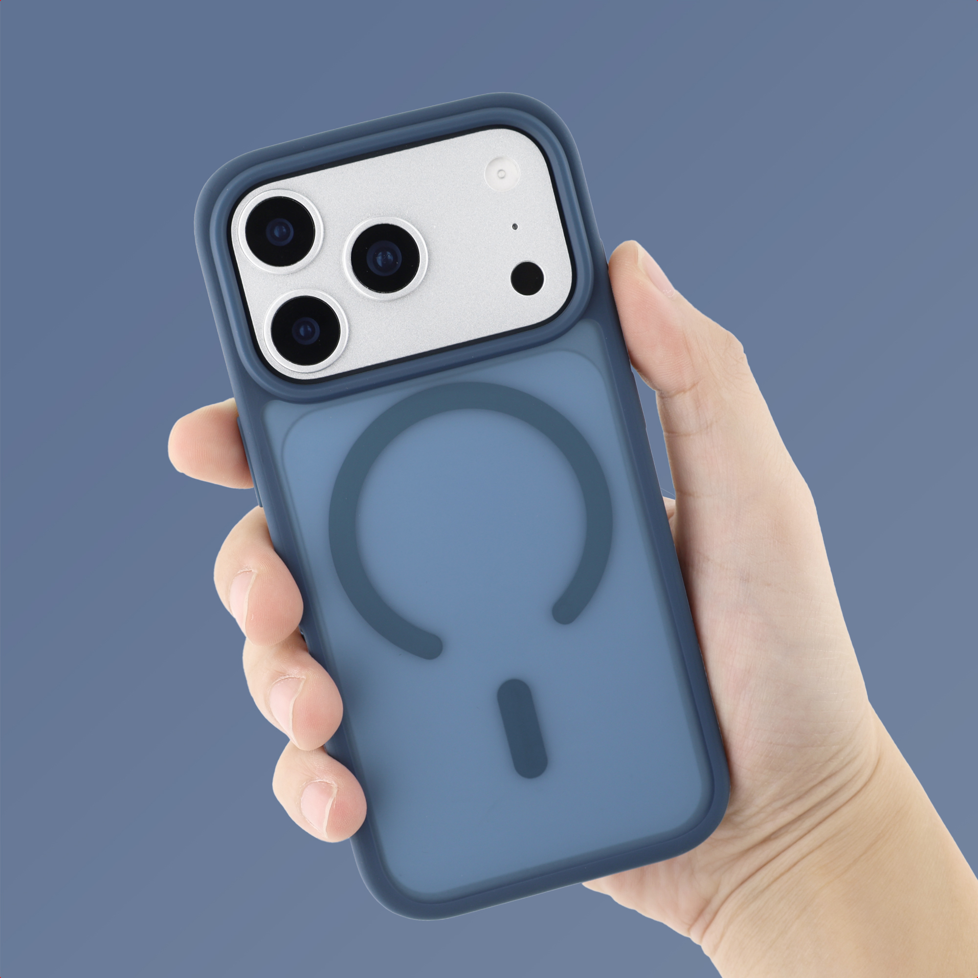 Une main tient une coque de téléphone bleue avec trois objectifs.