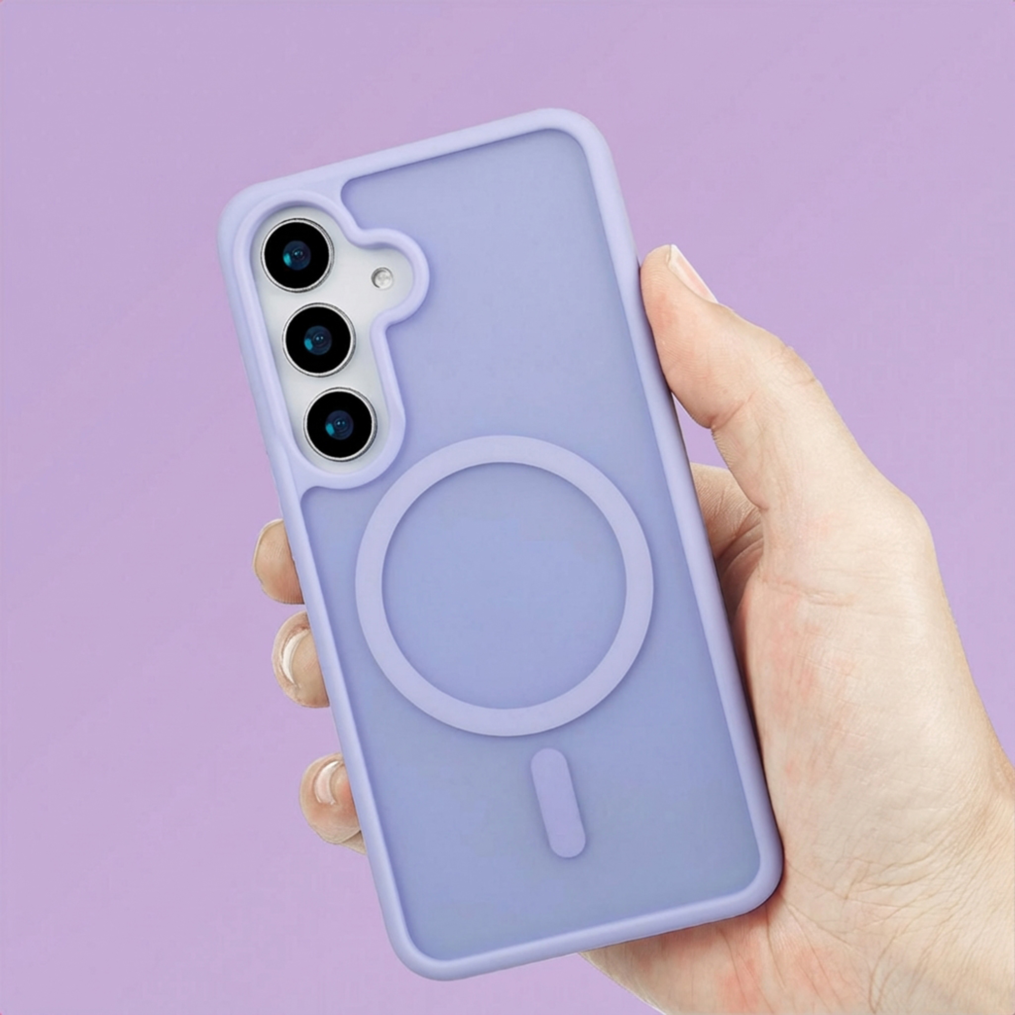 Mano tiene custodia viola con tre fotocamere e anello magnetico.