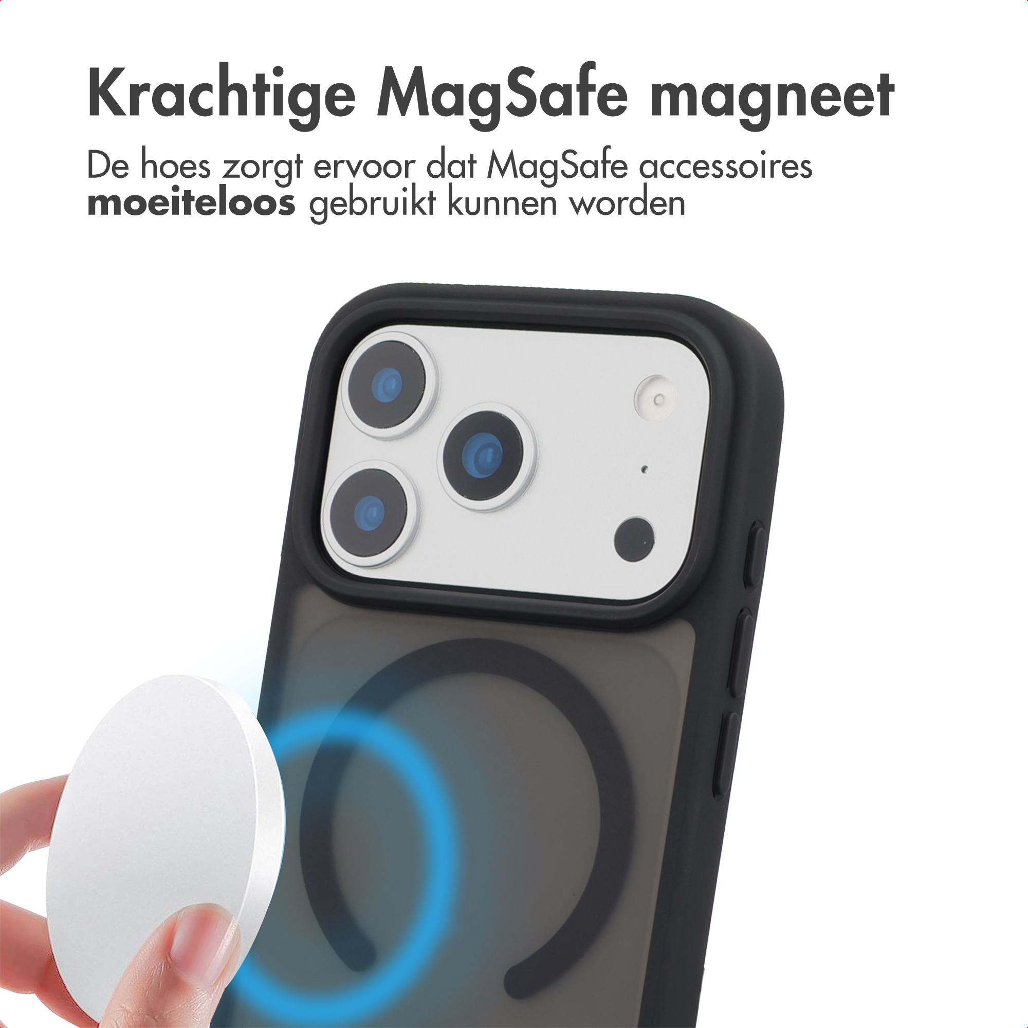 Close-up van een hand die een witte ronde magneet aan een donkere telefoon houdt.