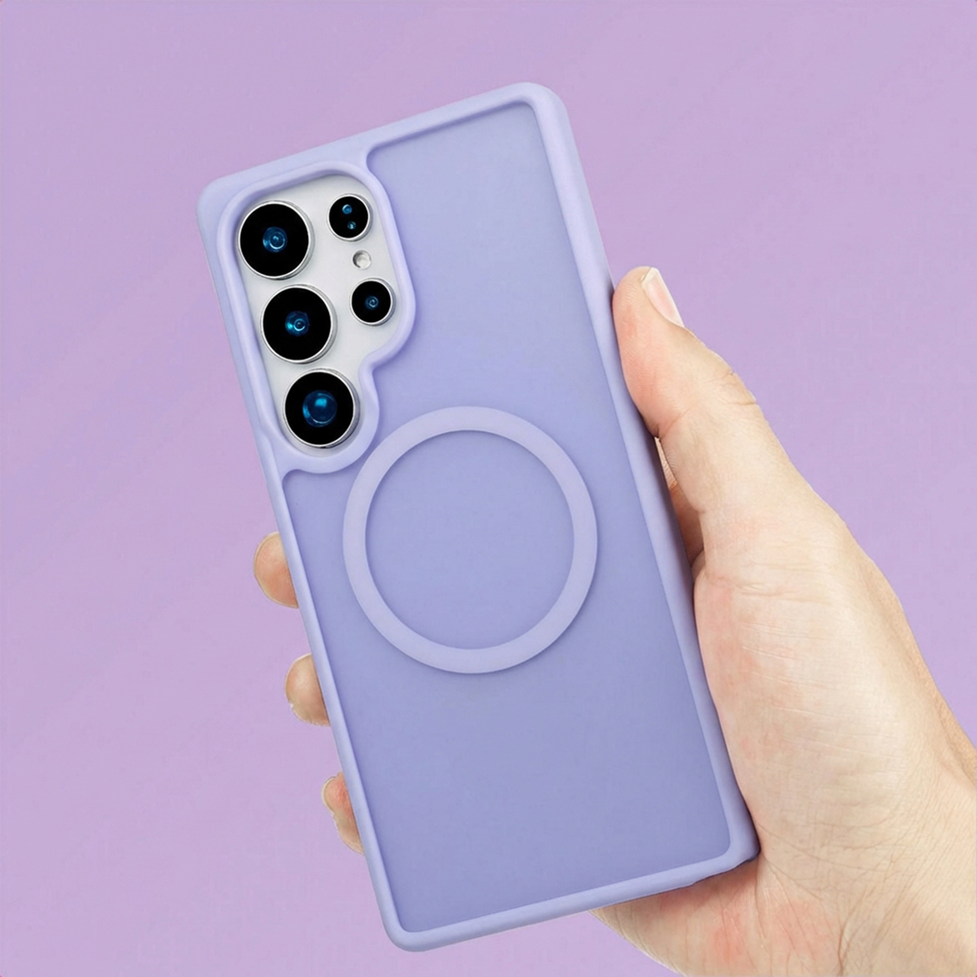 Main tenant une coque de téléphone violette avec quatre objectifs et un cercle.