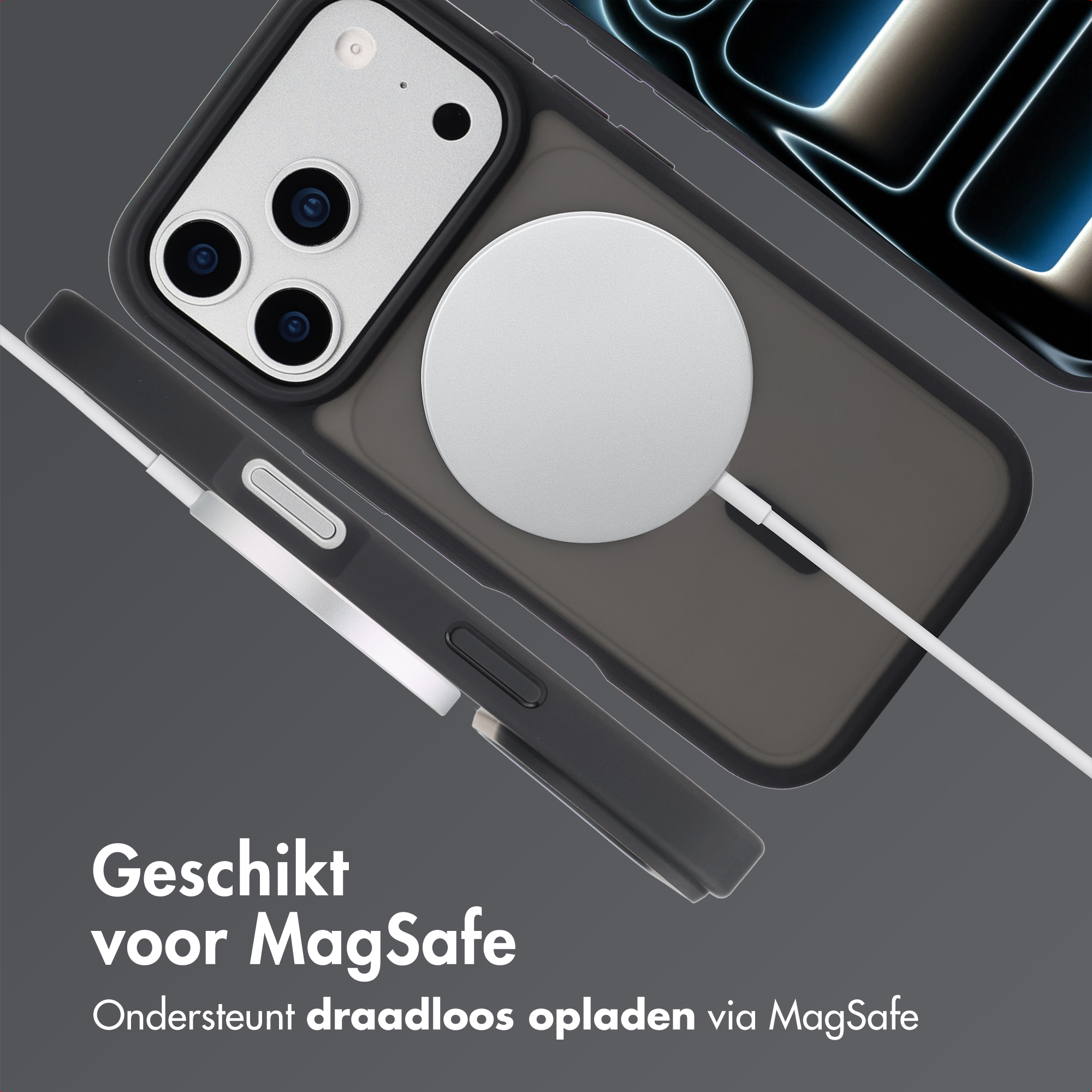 Een iPhone met MagSafe lader en witte kabel op donkere achtergrond.