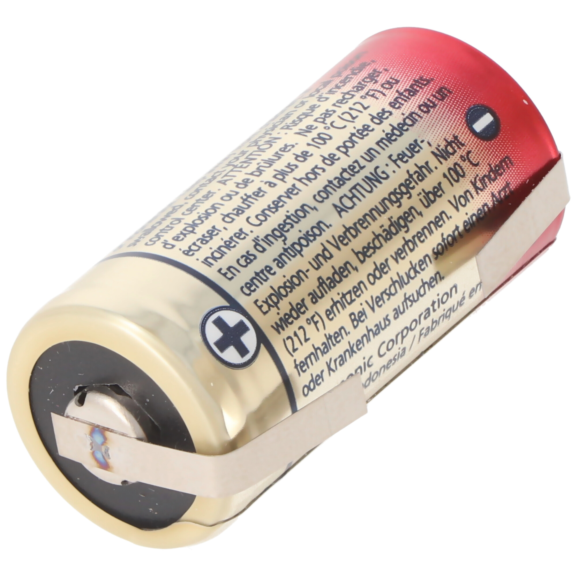 Een gouden batterij met rode en witte markeringen. Waarschuwingslabels zijn erop gedrukt.