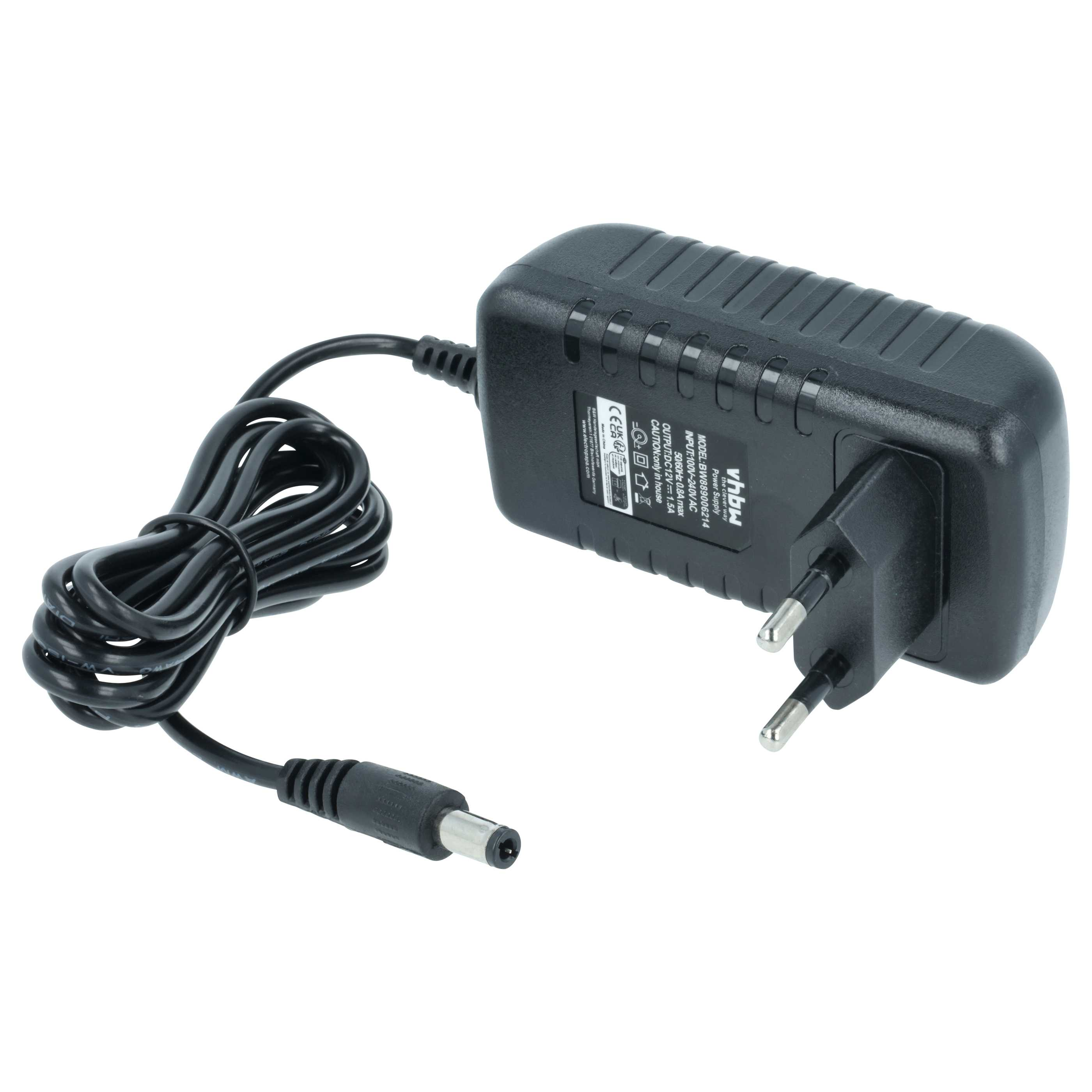 Schwarzes Netzteil mit Kabel und Stecker. Beschriftung mit Model, Input und Output Daten.