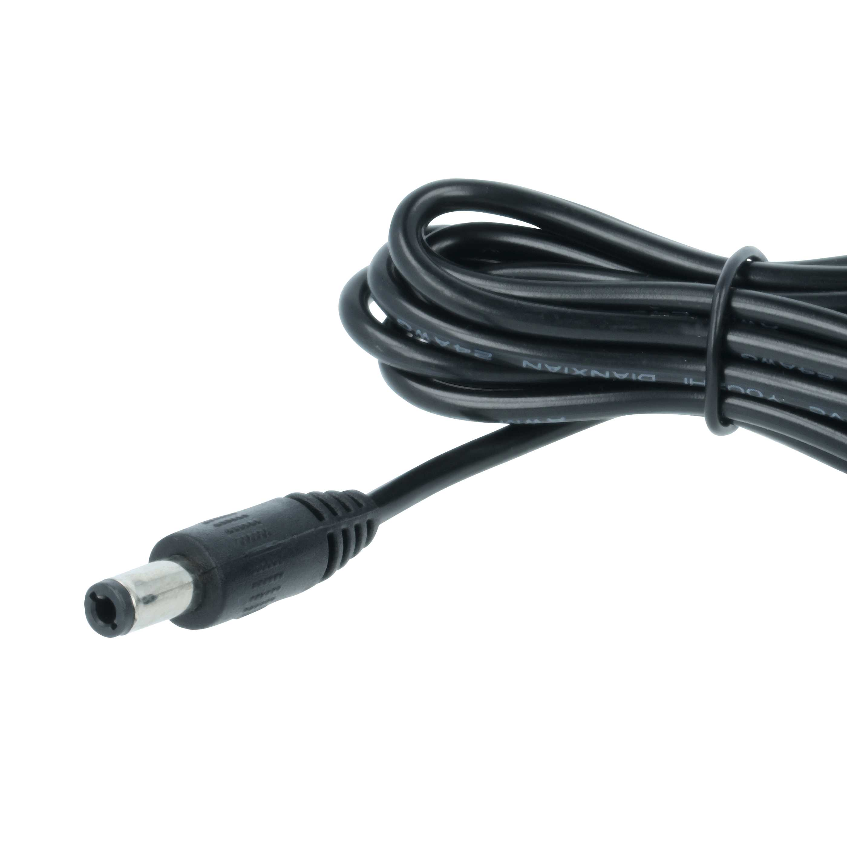 Schwarzes Kabel mit DC-Stecker, auf weißem Hintergrund.