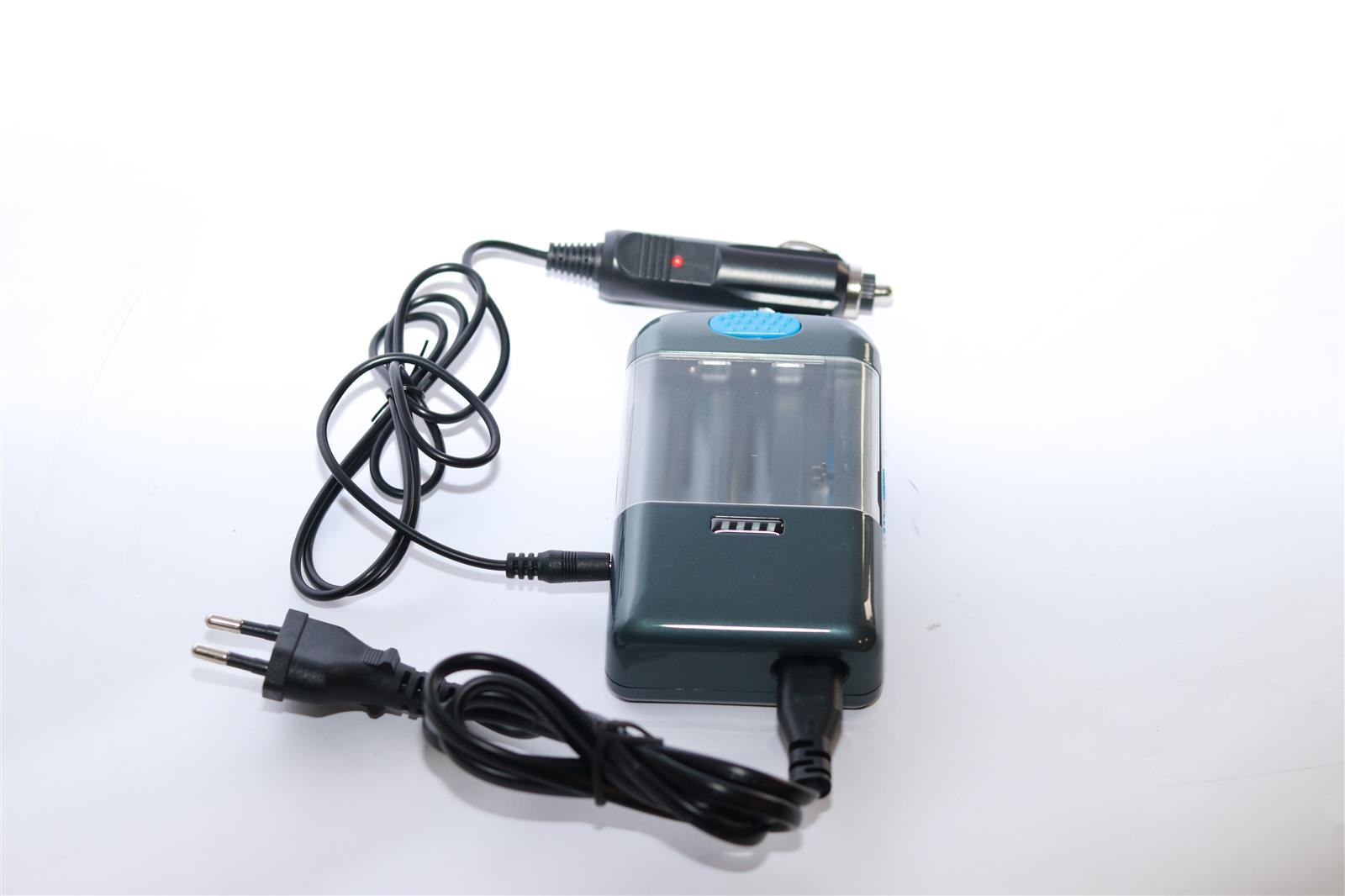 Ladegerät mit zwei Kabeln und einem Auto-Adapter auf weißem Hintergrund.