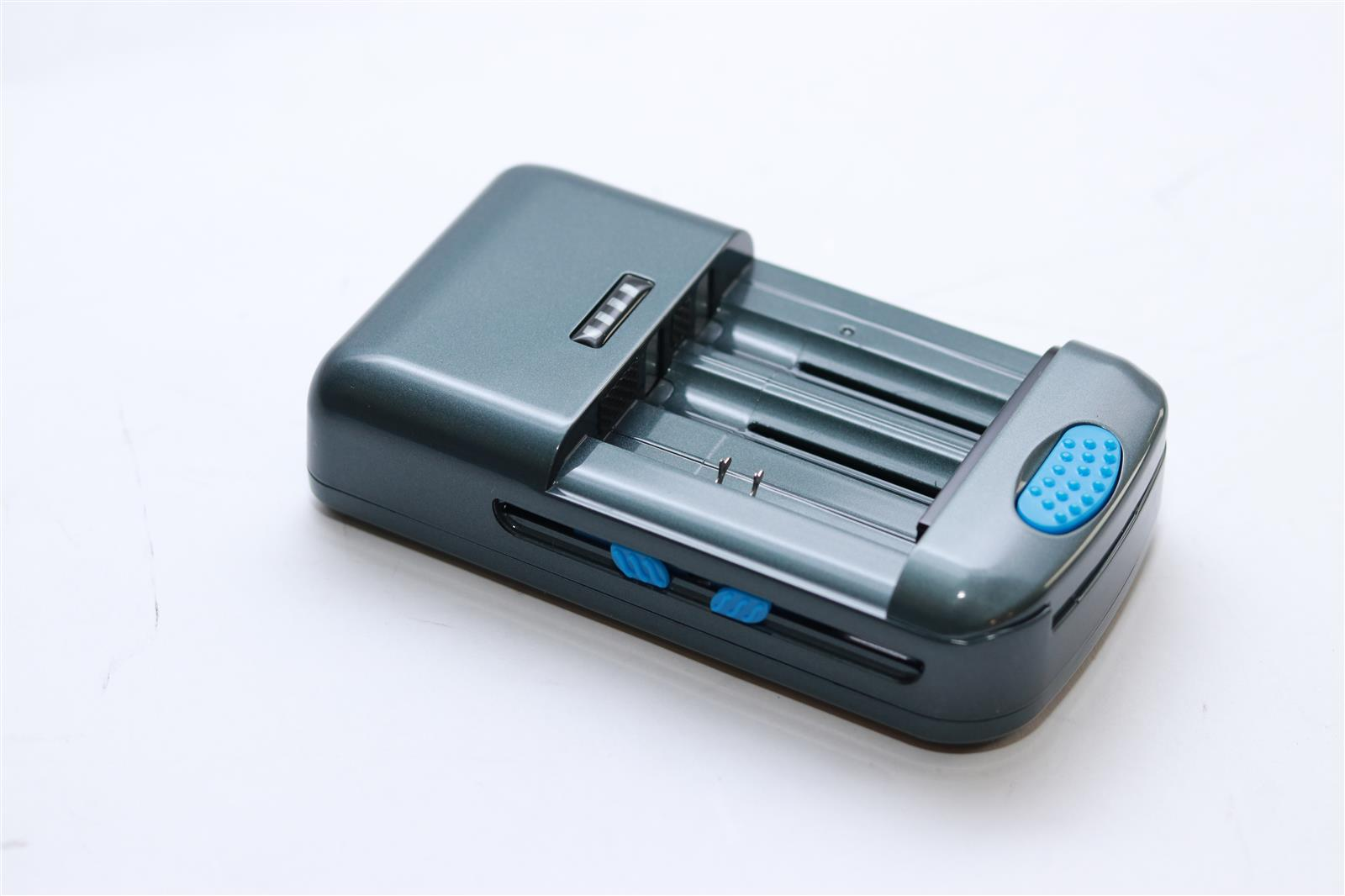 Grauer Batteriehalter mit blauen Knöpfen und Ladeanzeige.