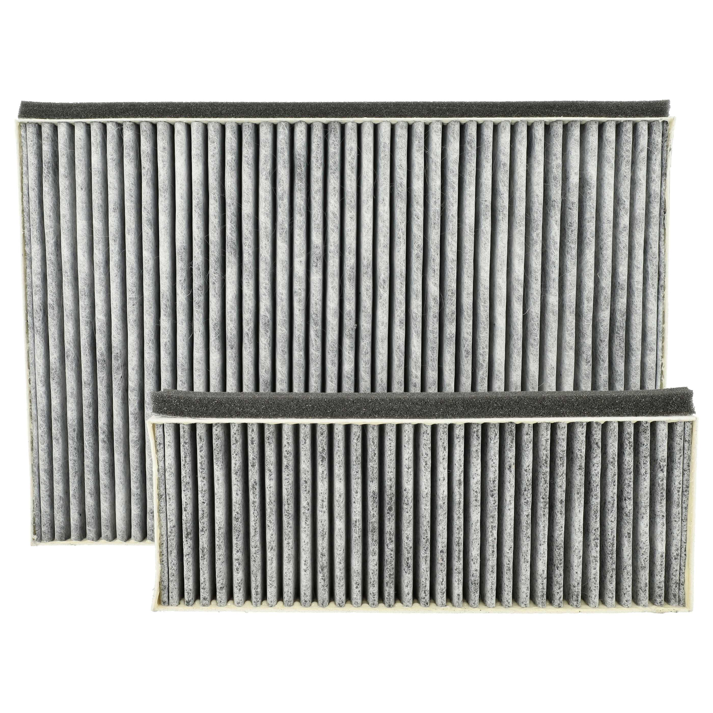 Zwei graue, gefaltete Luftfilter mit schwarzem Schaumstoffrand auf weißem Hintergrund.