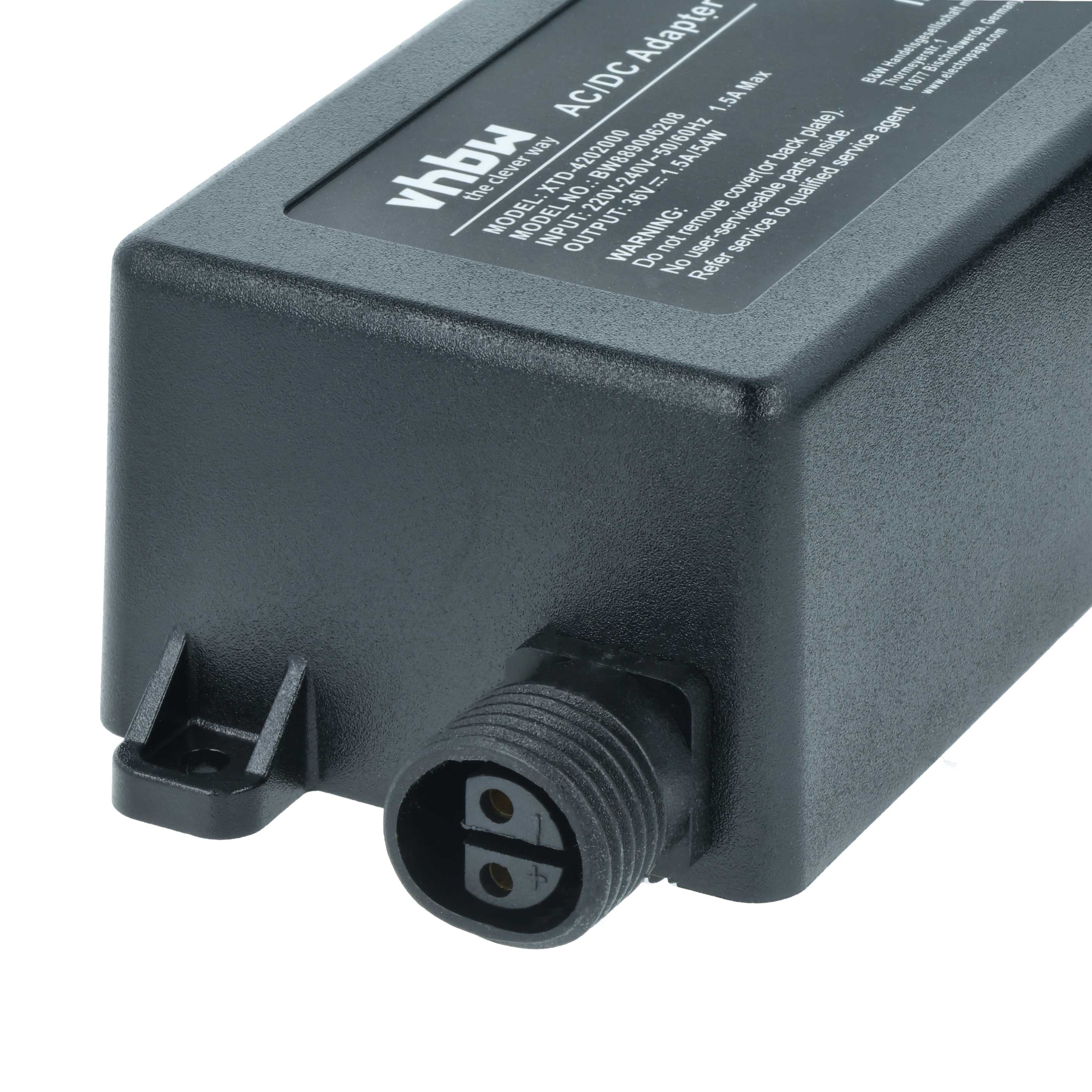 Schwarzer AC/DC-Adapter mit Beschriftung und Stecker.