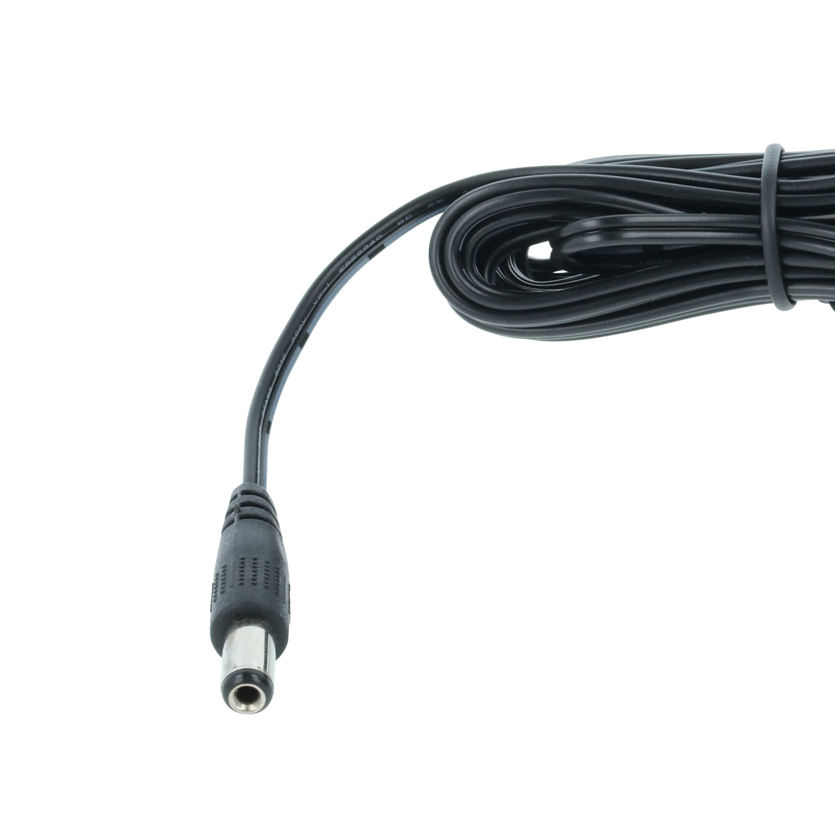 Ein schwarzes Kabel mit einem runden Stecker, auf weißem Hintergrund.