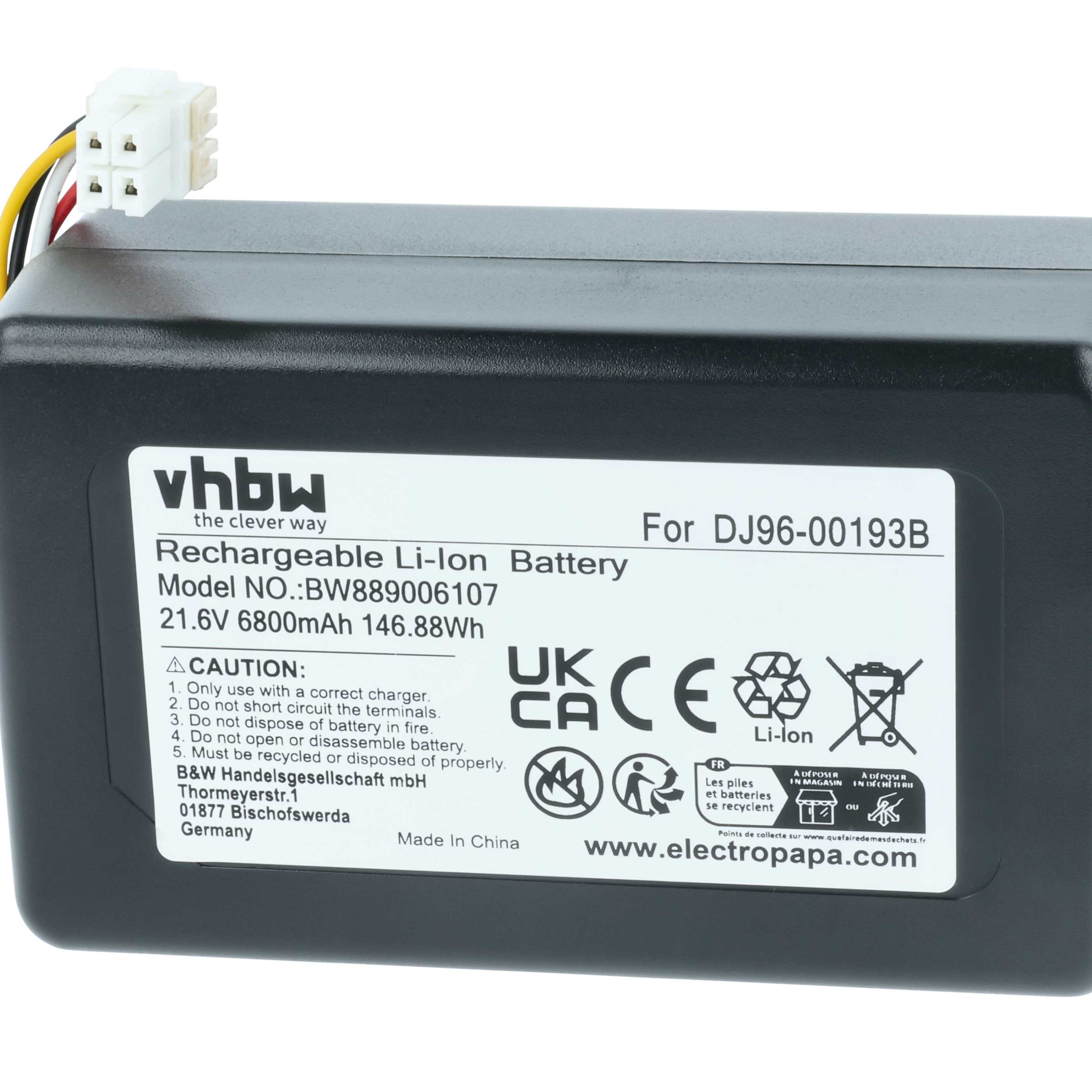 Schwarzer Li-Ion Akku mit weißen Aufklebern, Stecker und Kabeln.