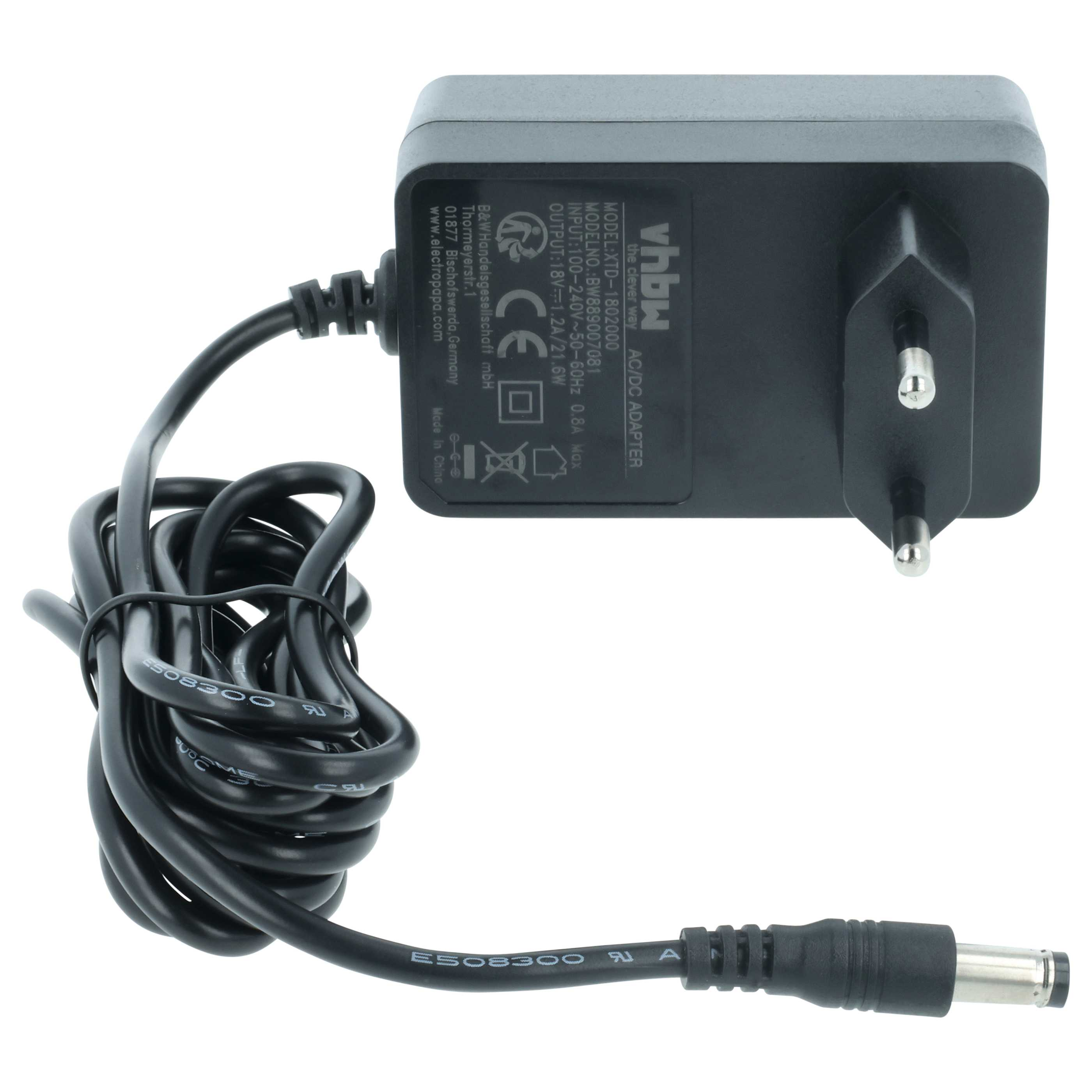 Ein schwarzes Netzteil mit schwarzem Kabel und Stecker, auf weißem Hintergrund.