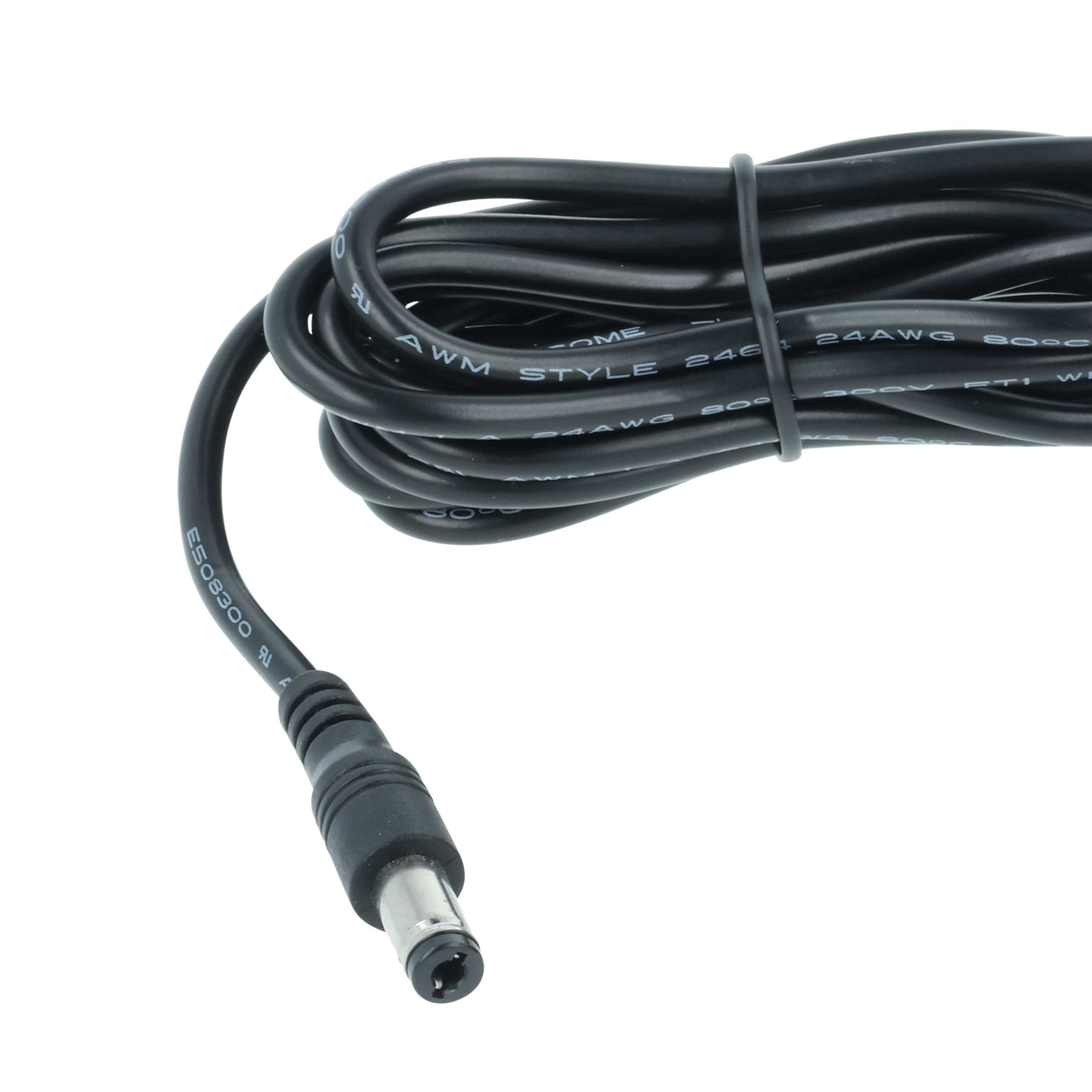 Schwarzes Kabel mit Stecker, aufgerollt auf weißem Hintergrund.