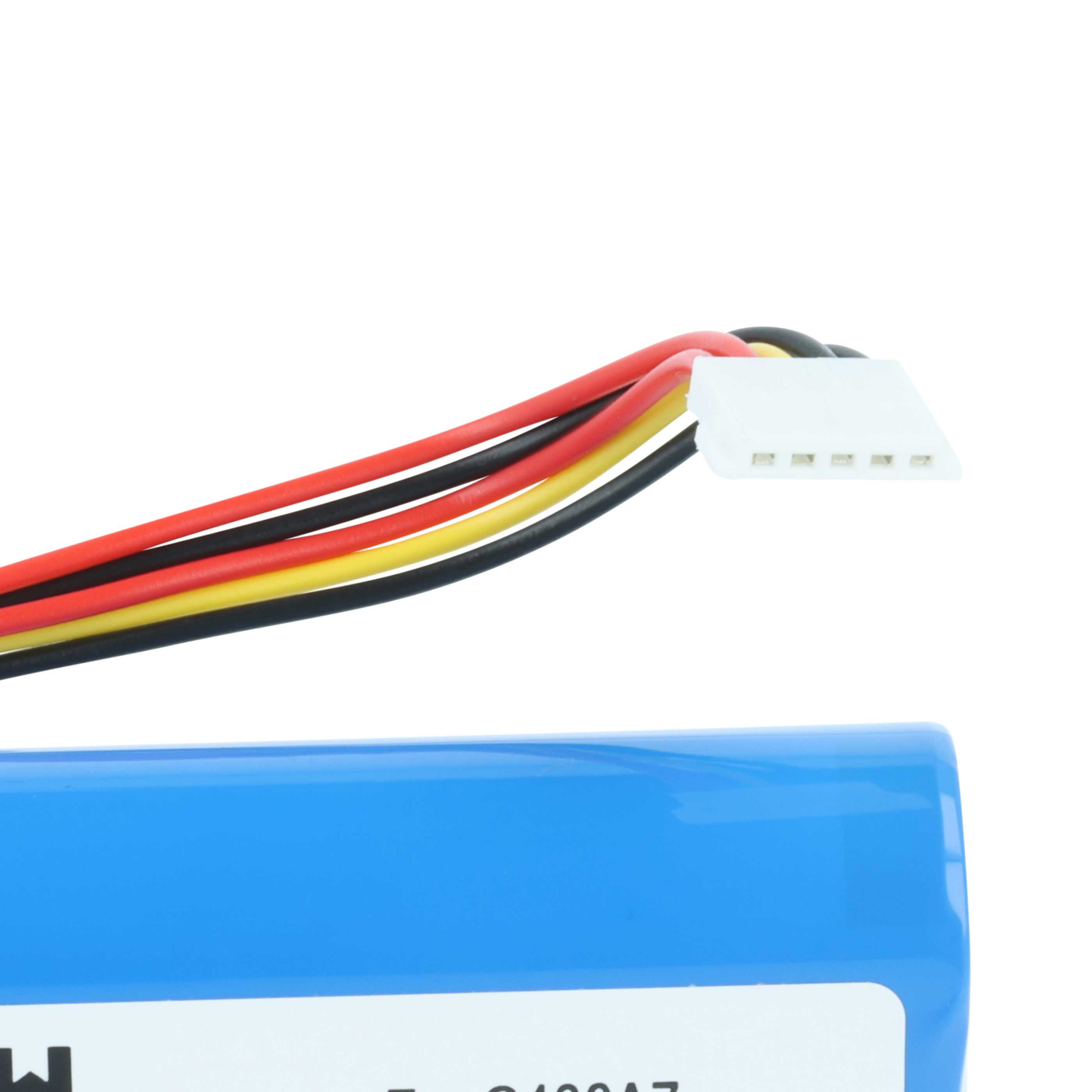 Blauer Akku mit vier farbigen Kabeln, die zu einem weißen Stecker führen.